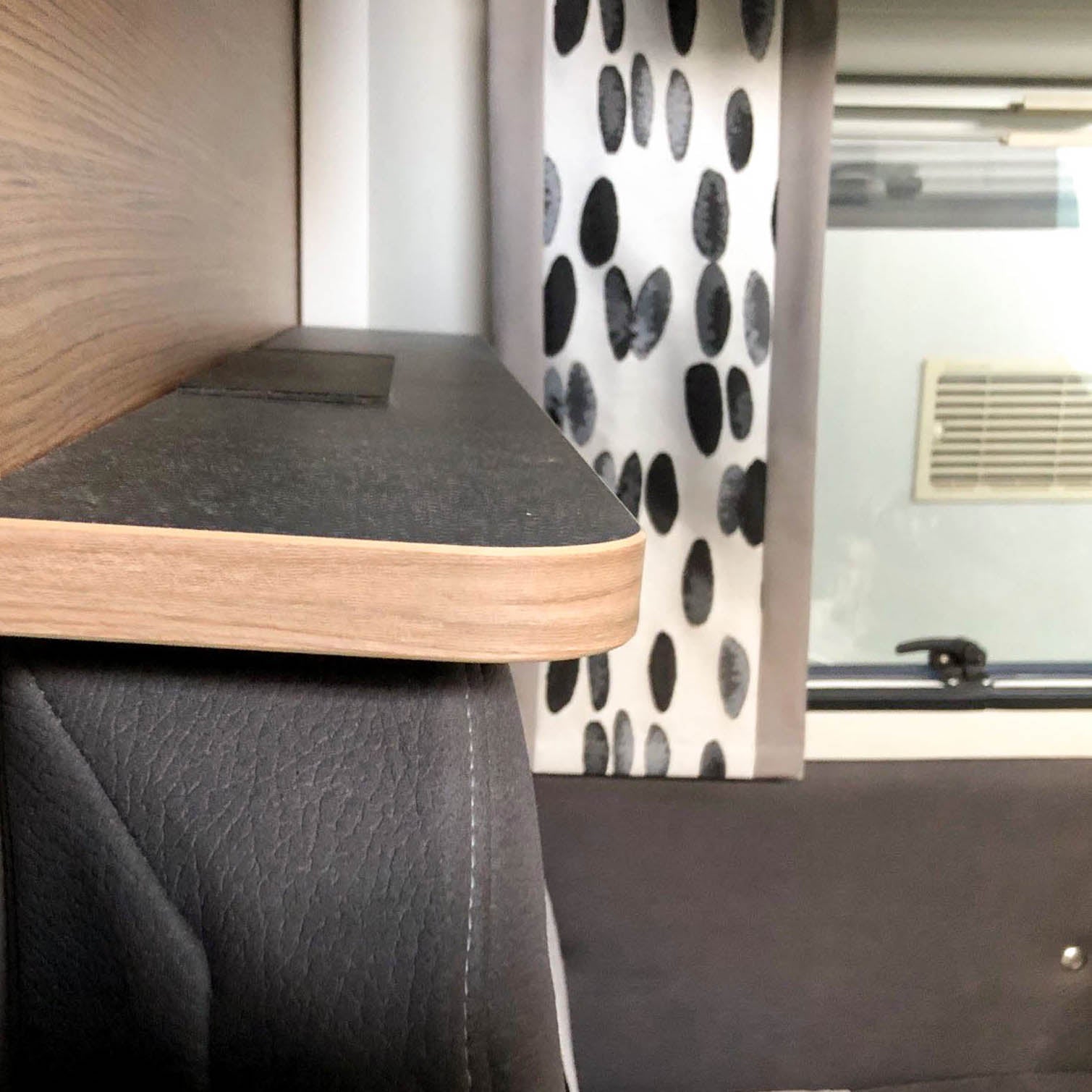 Tablette de rangement pour Knaus Vansation sur base Peugeot