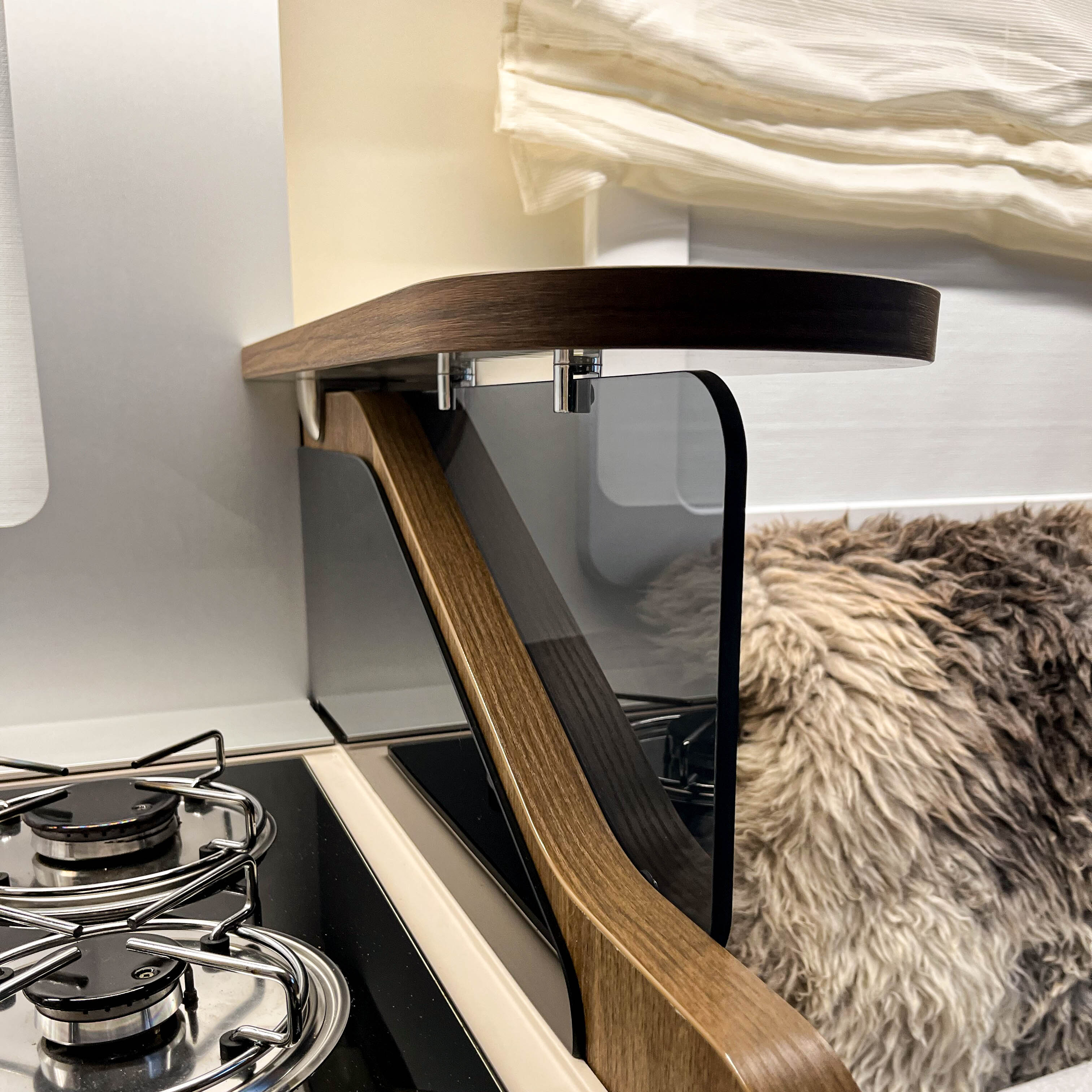 Tablette Mobilvetta Krosser et Kea avec compartiment de rangement sur la fenêtre de la cuisine et Face to Face