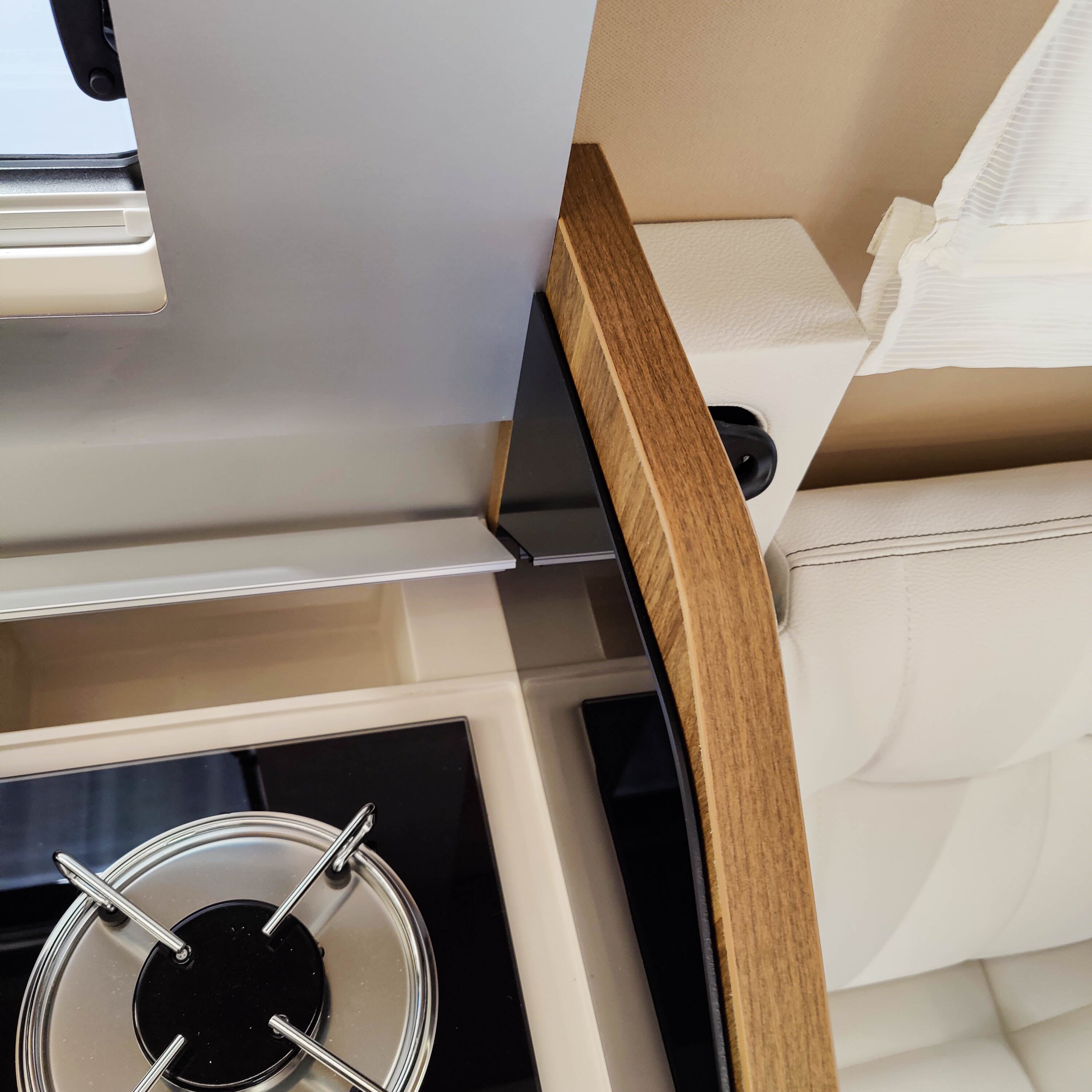 Tablette Mobilvetta Krosser et Kea avec compartiment de rangement sur la fenêtre de la cuisine et Face to Face