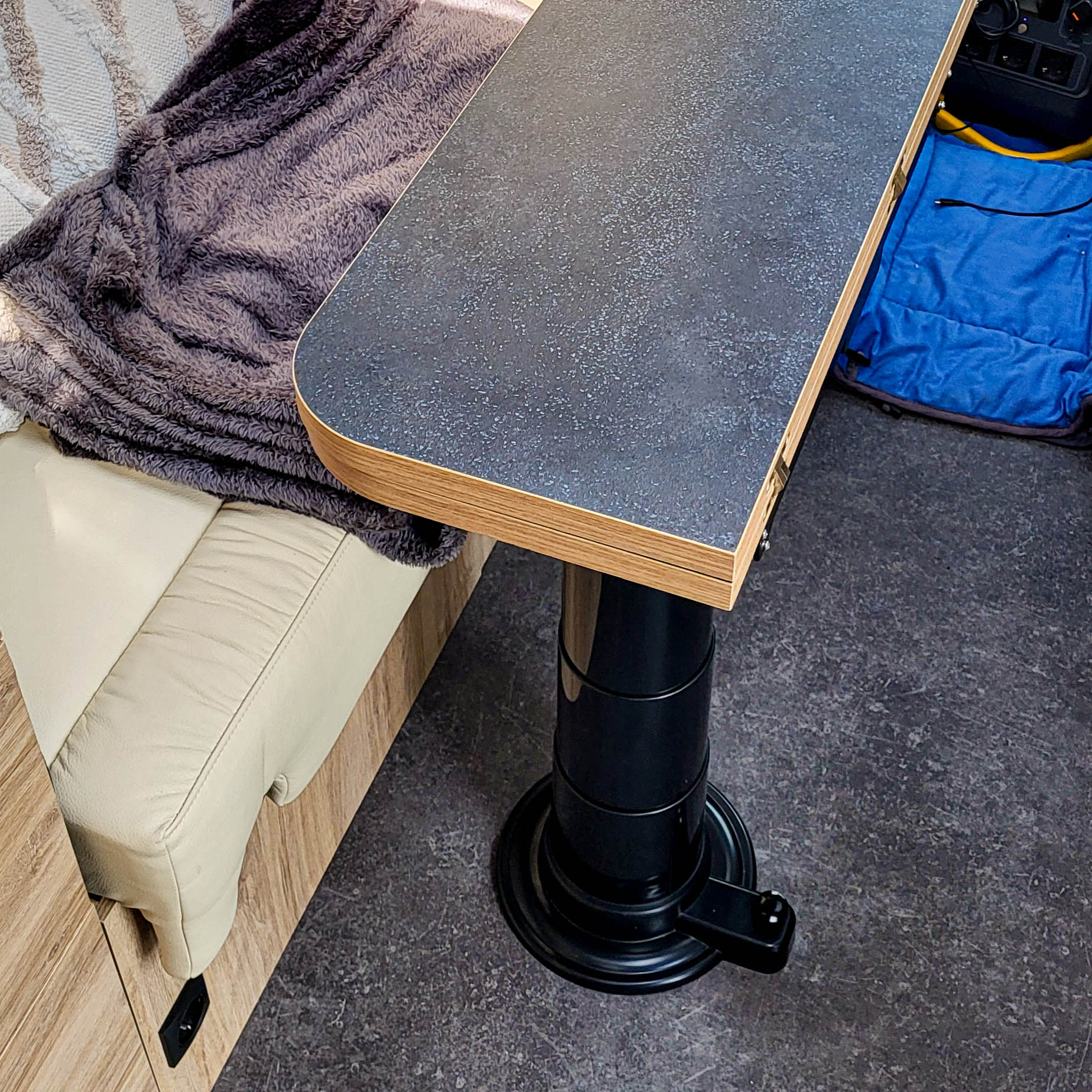 Piètement de table Nuova Mapa avec colonne réglable en hauteur pour plateaux rabattables