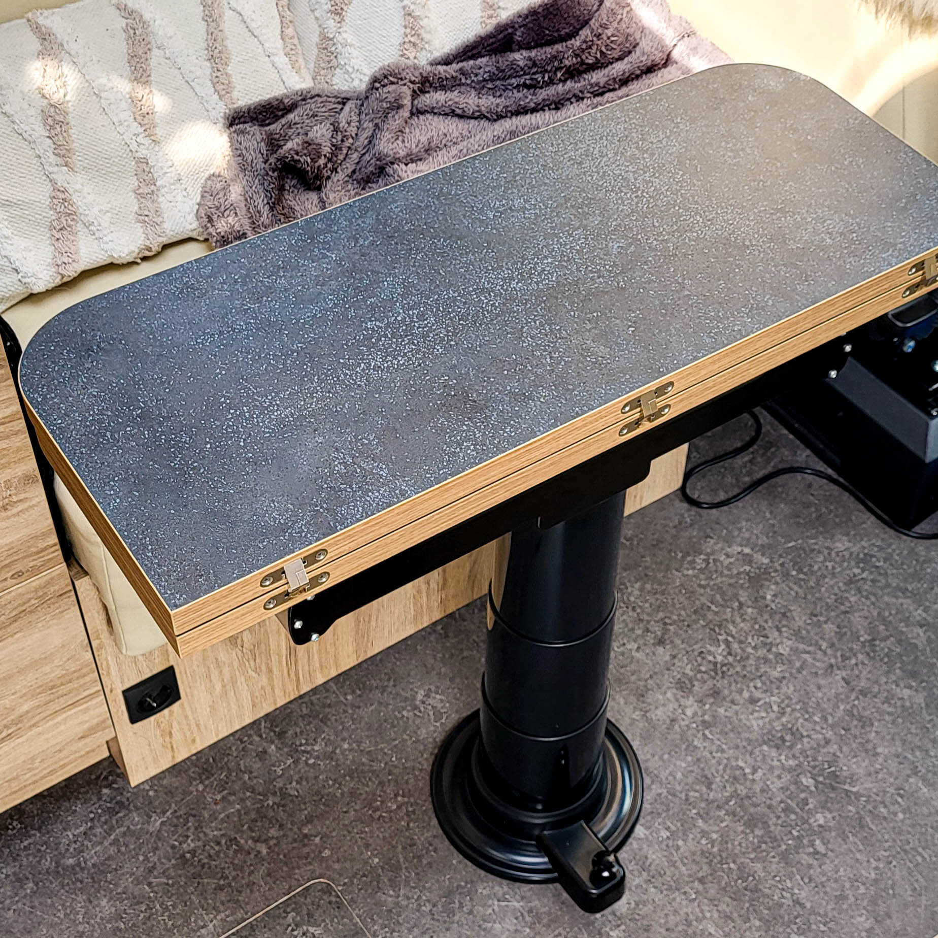 Piètement de table Nuova Mapa avec colonne réglable en hauteur pour plateaux rabattables