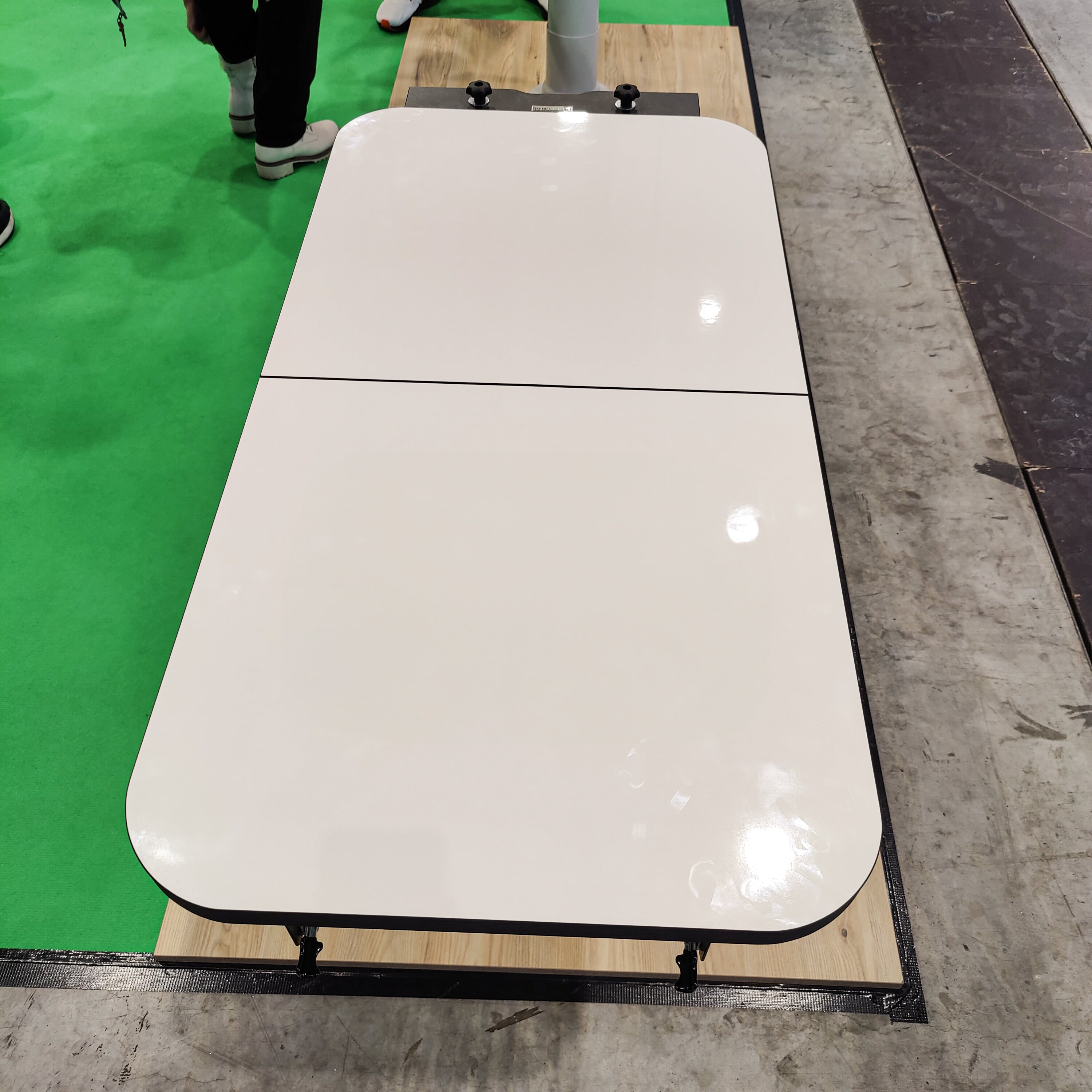 Table flottante pour fourgons et camping-cars