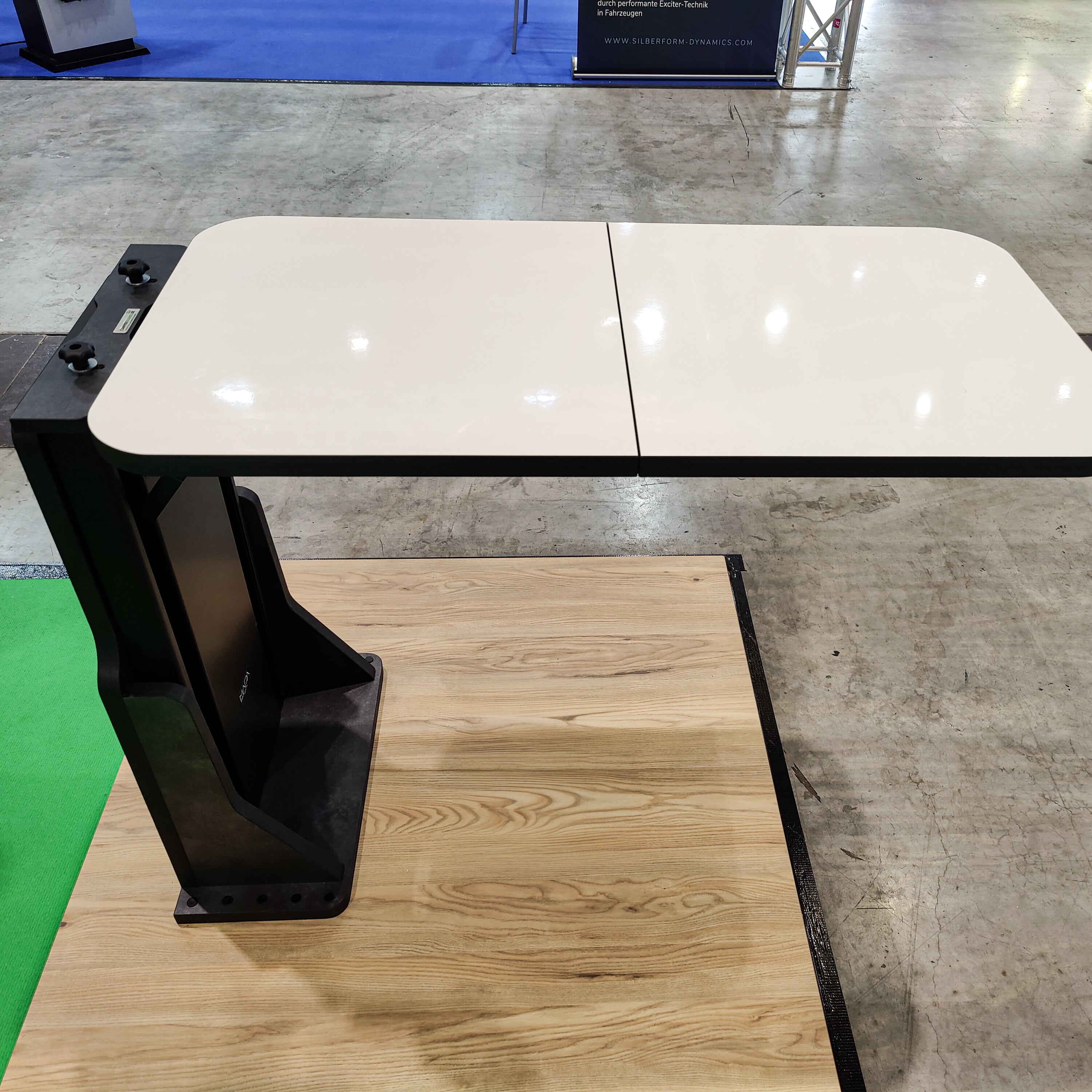 Table flottante pour fourgons et camping-cars