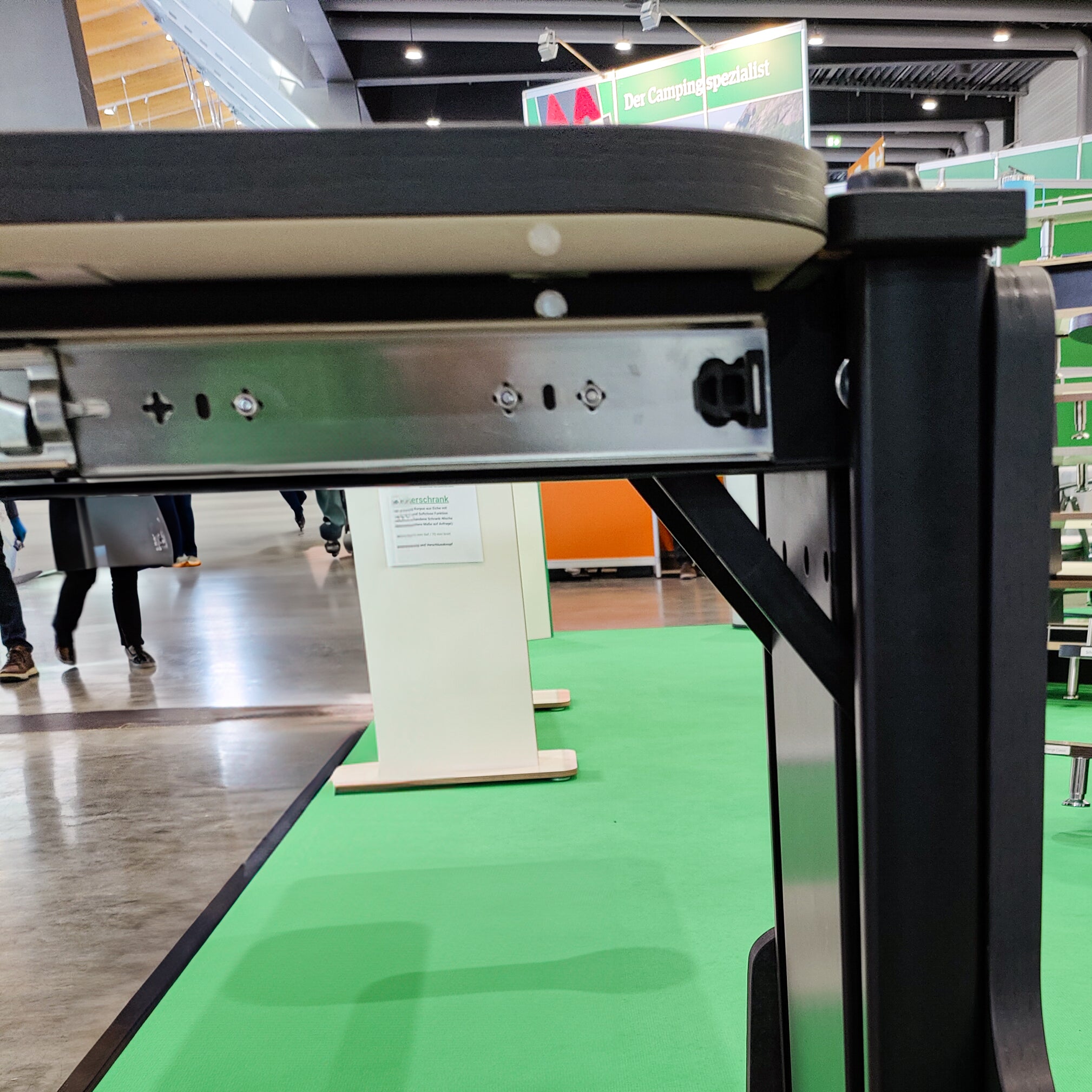 Table flottante pour fourgons et camping-cars