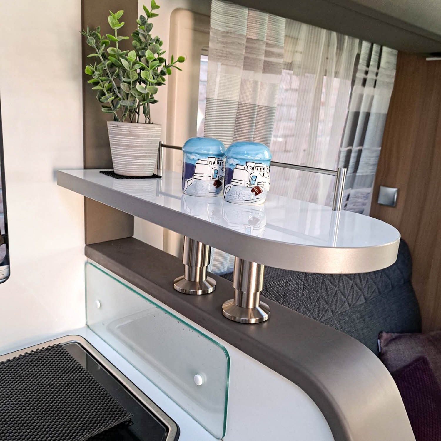 3037 Tablette pour modèles Adria DL - Blanc brillant avec bord en gris/anthracite / avec tringle