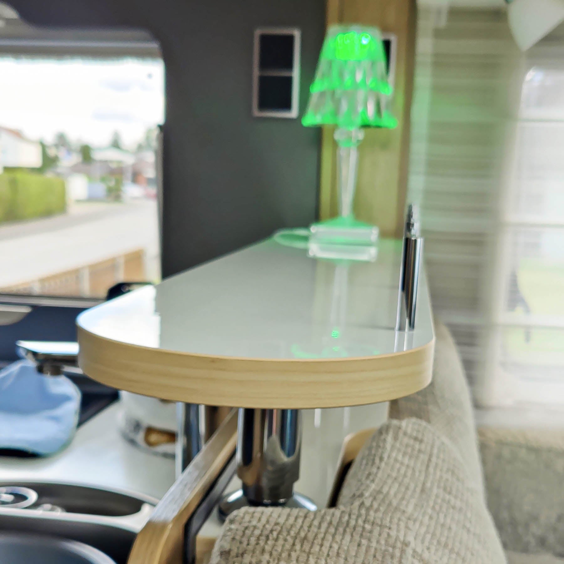 3045-2-pièces Tablette pour modèles Hymer - blanc brillant avec bord en érable clair / avec tringle