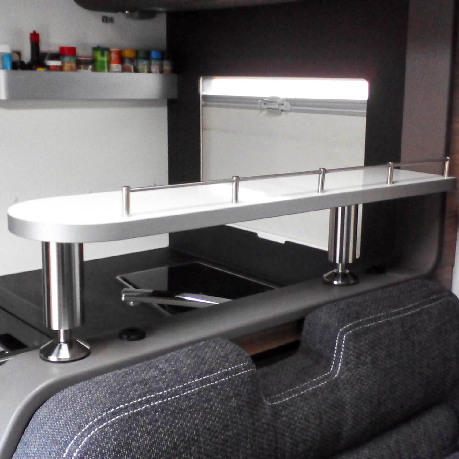 3071 Tablette pour modèles Adria XL - Blanc brillant avec bord en gris/anthracite / avec tringle