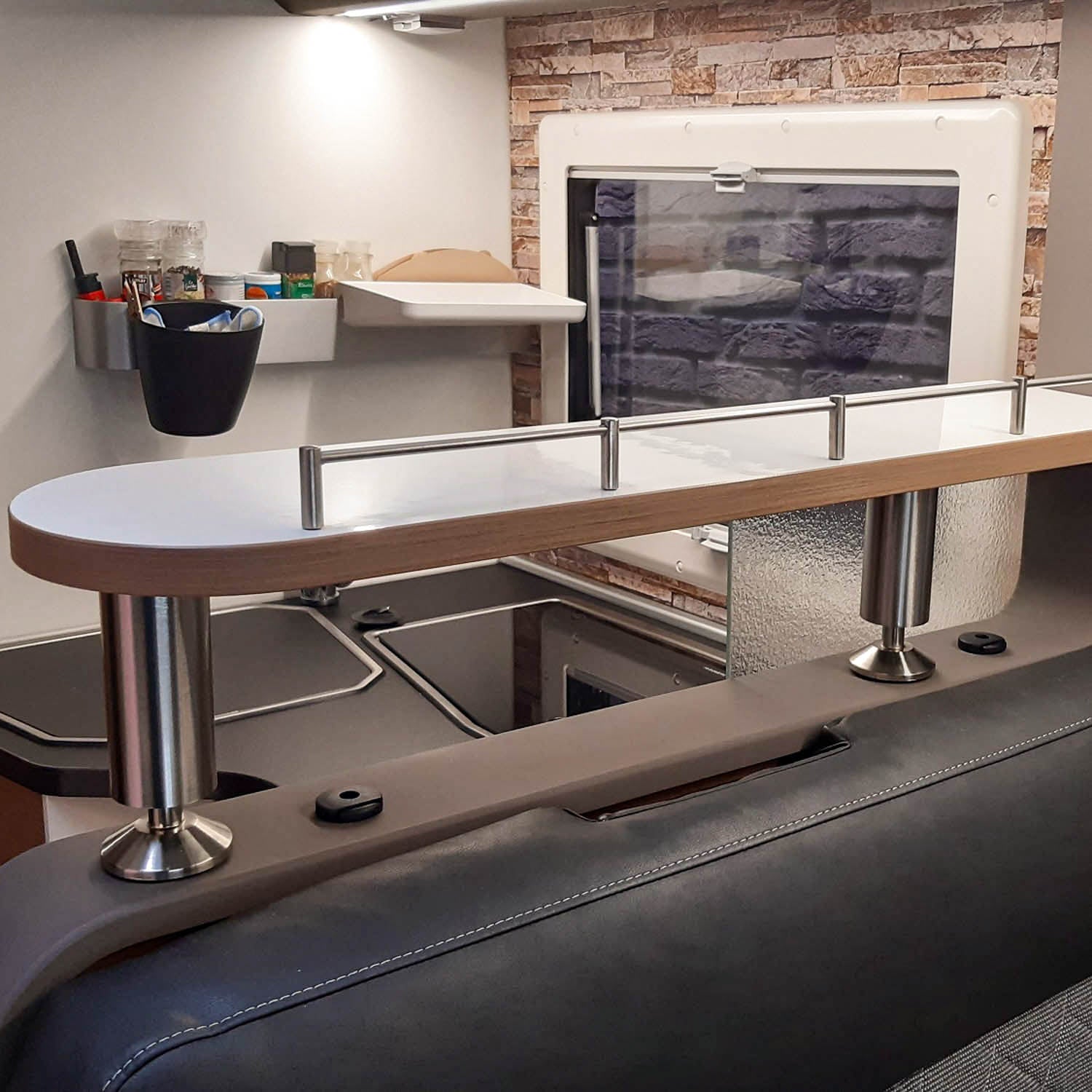 3072-Boîte de rangement pour les modèles Adria XL - blanc brillant avec bord en cerisier/havane / avec tringle