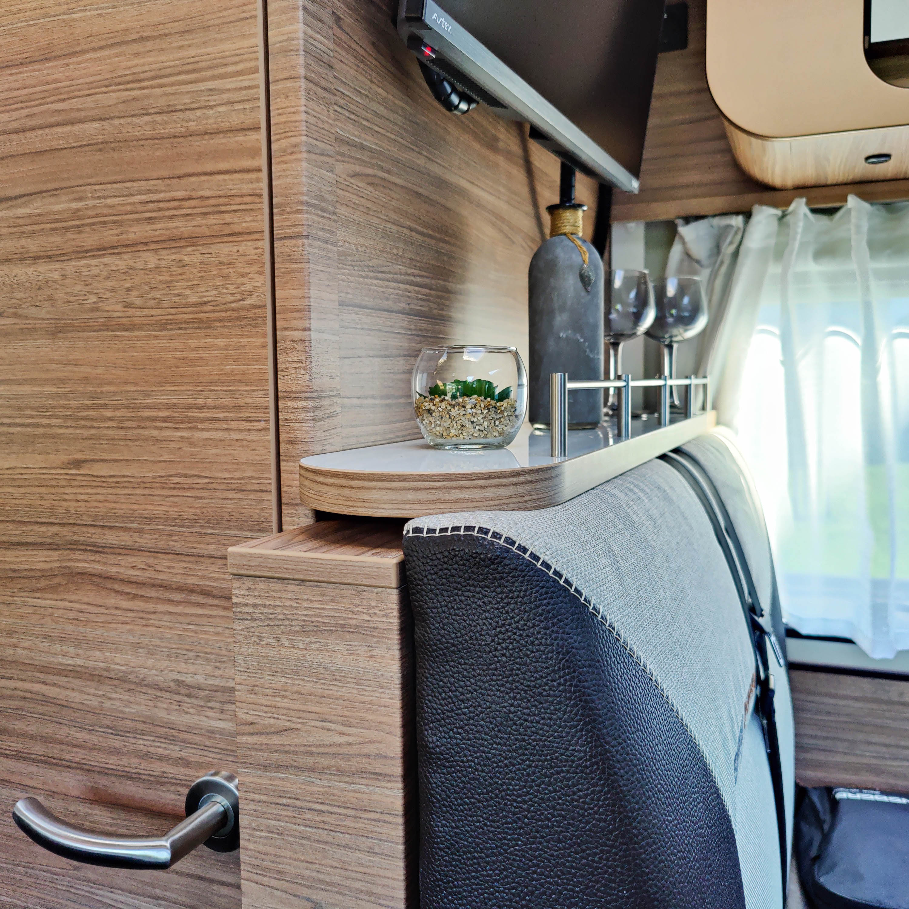 3319-Tablette de rangement pour Weinsberg Pepper Edition - blanc brillant avec chants en cerisier/lavande / avec tringle