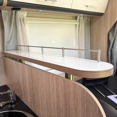 3367 Tablette pour modèles Sunlight de 2016 à 2018 - Blanc brillant avec chants en cerisier/havane / avec tringle