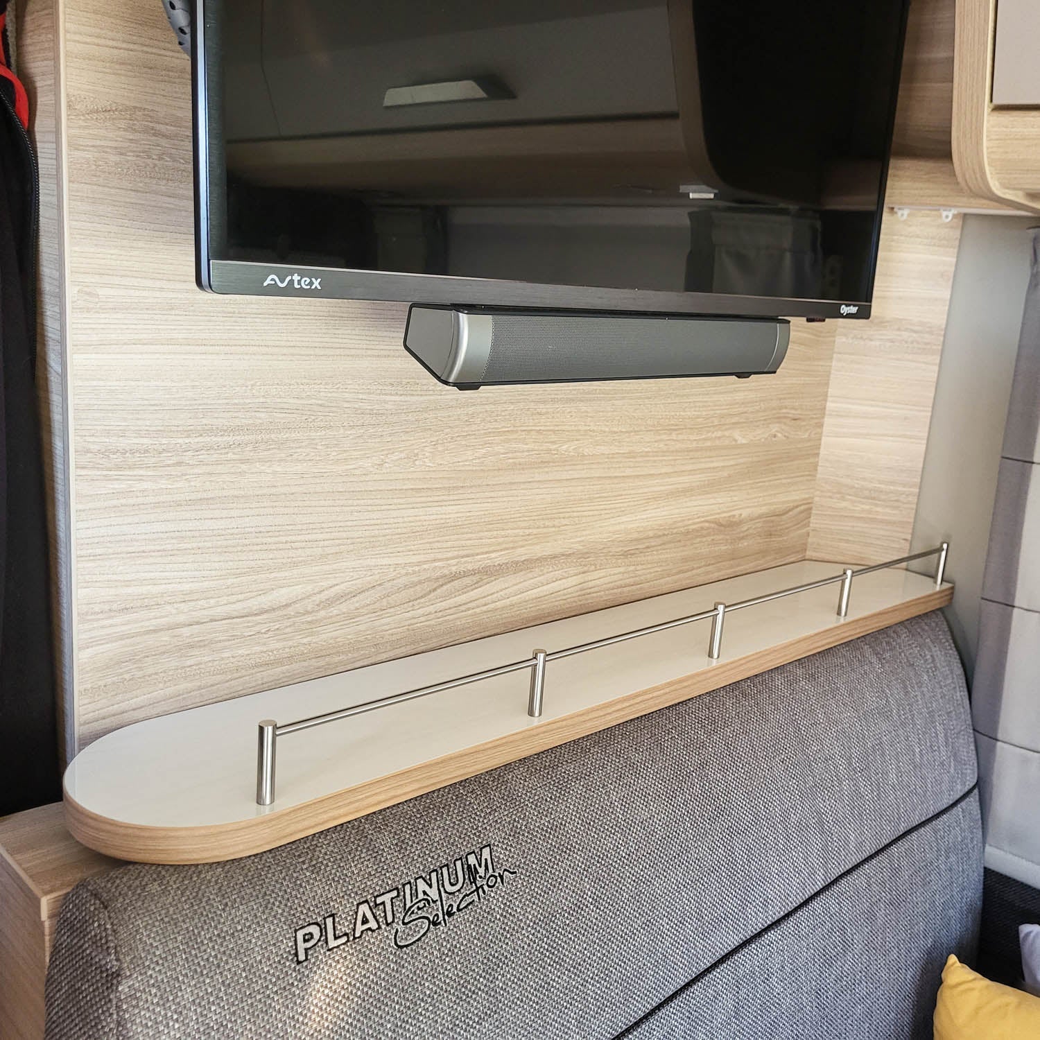 3377 Tablette pour modèles Knaus à partir de 2021/2022 avec passage de câbles incliné - Blanc brillant avec chants en cerisier/havane / avec tringle