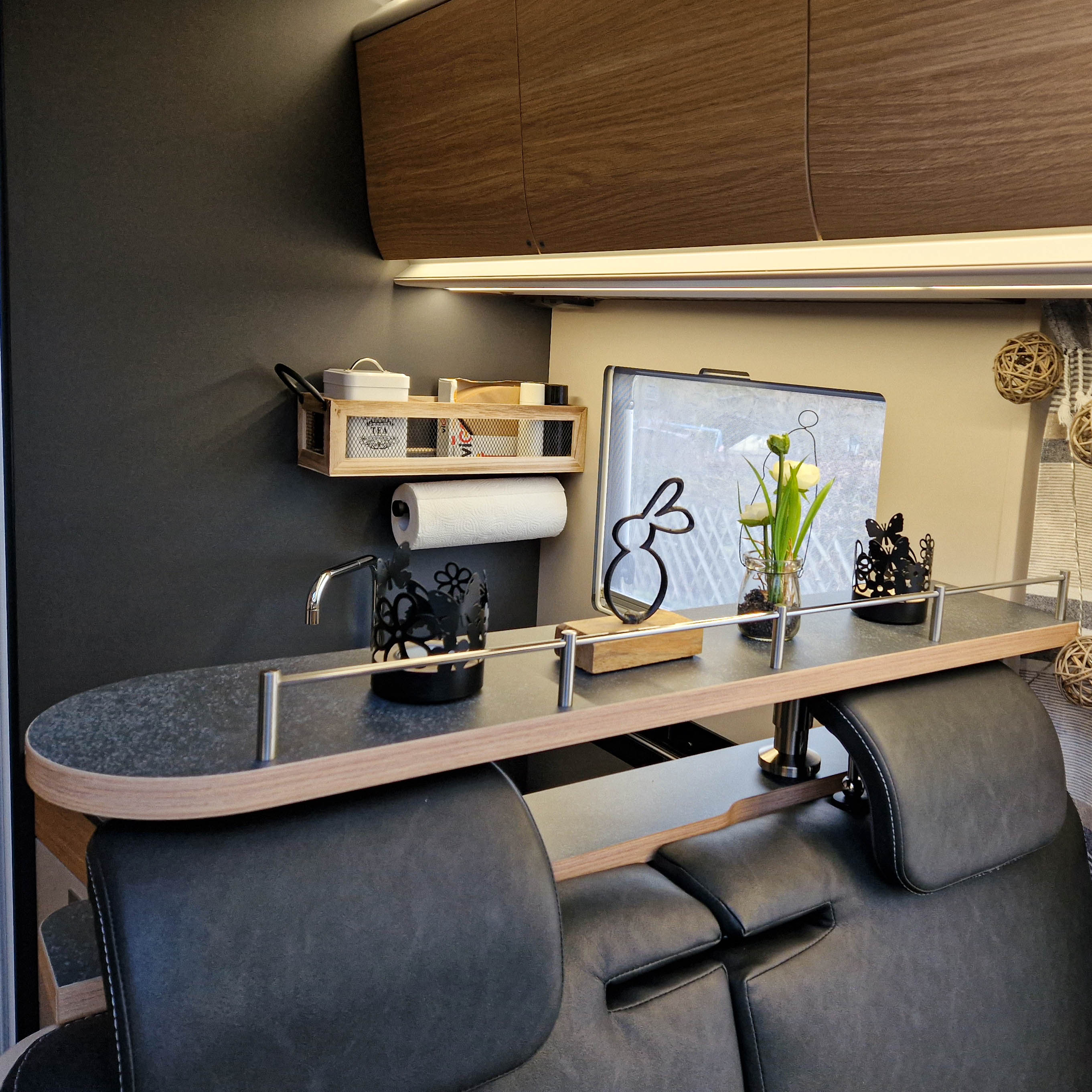 3392-2-Pièce de rangement pour les modèles Adria à partir de 2021 - Terrazzo Nero avec bord en orme Salisbury / avec tringle
