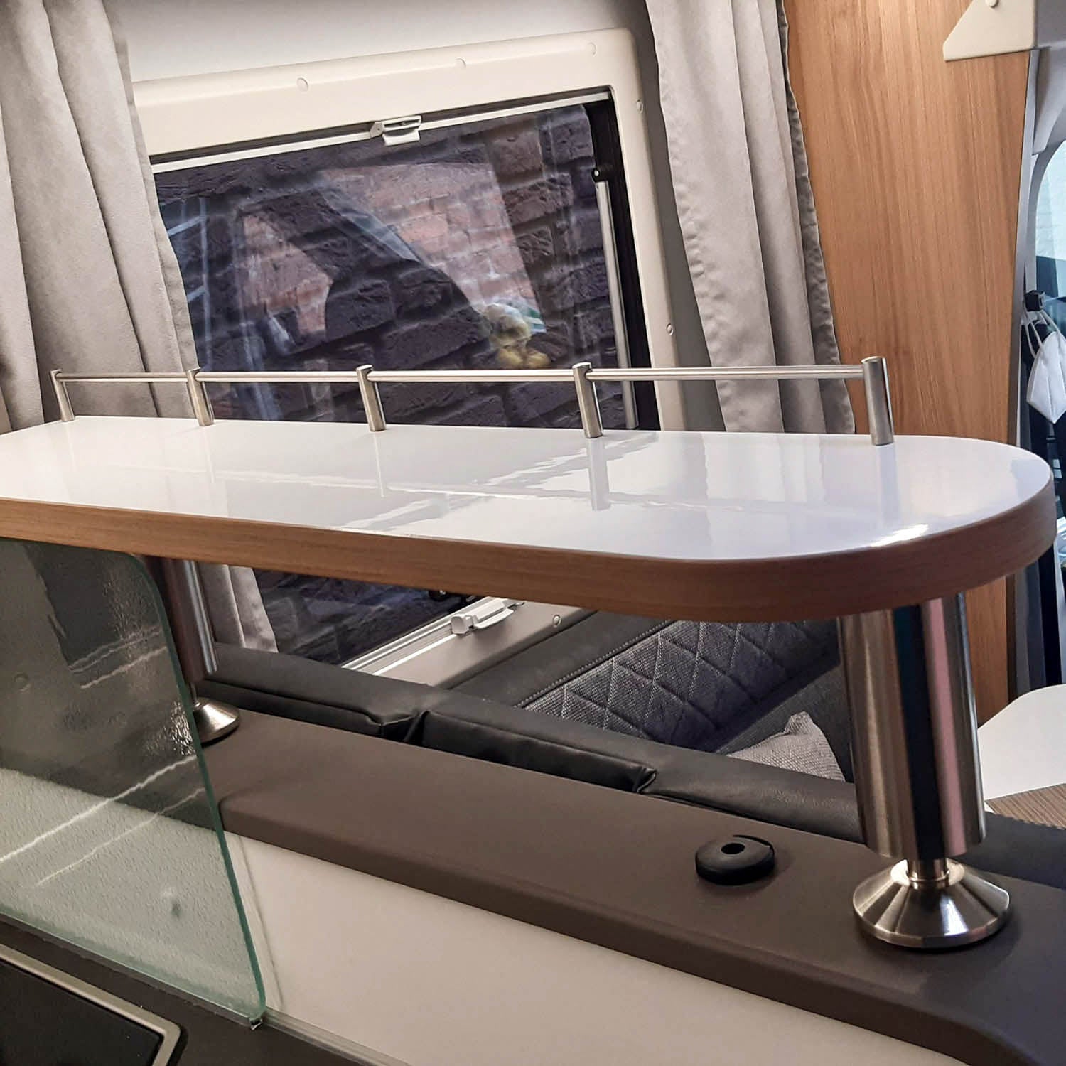 3073 Tablette pour modèles Adria XL - Blanc brillant avec chants en cerisier/havane / sans tringle