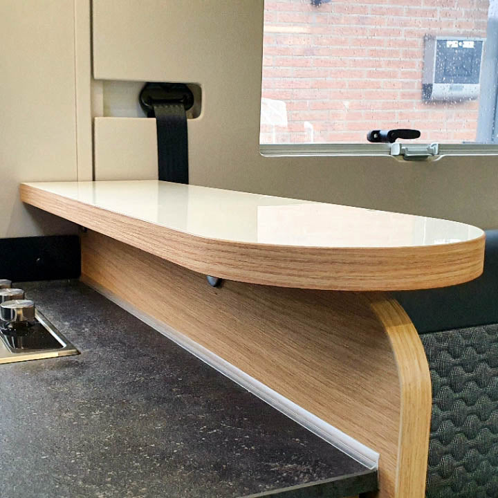 3350 Tablette pour Adria modèles DL et DC à partir de 2021 avec Face to Face - Blanc brillant avec chants en orme Salisbury / sans rambardes