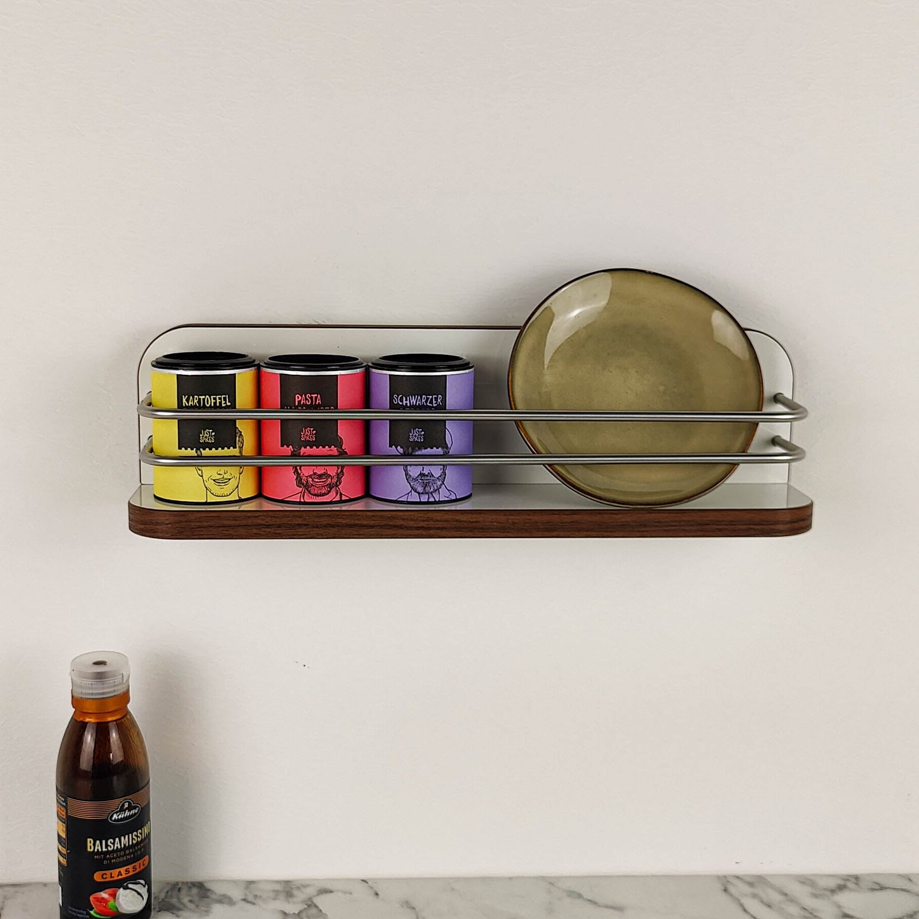 #couleur_blanc_brillant avec bord en Madison Walnut et rampe en acier inoxydable