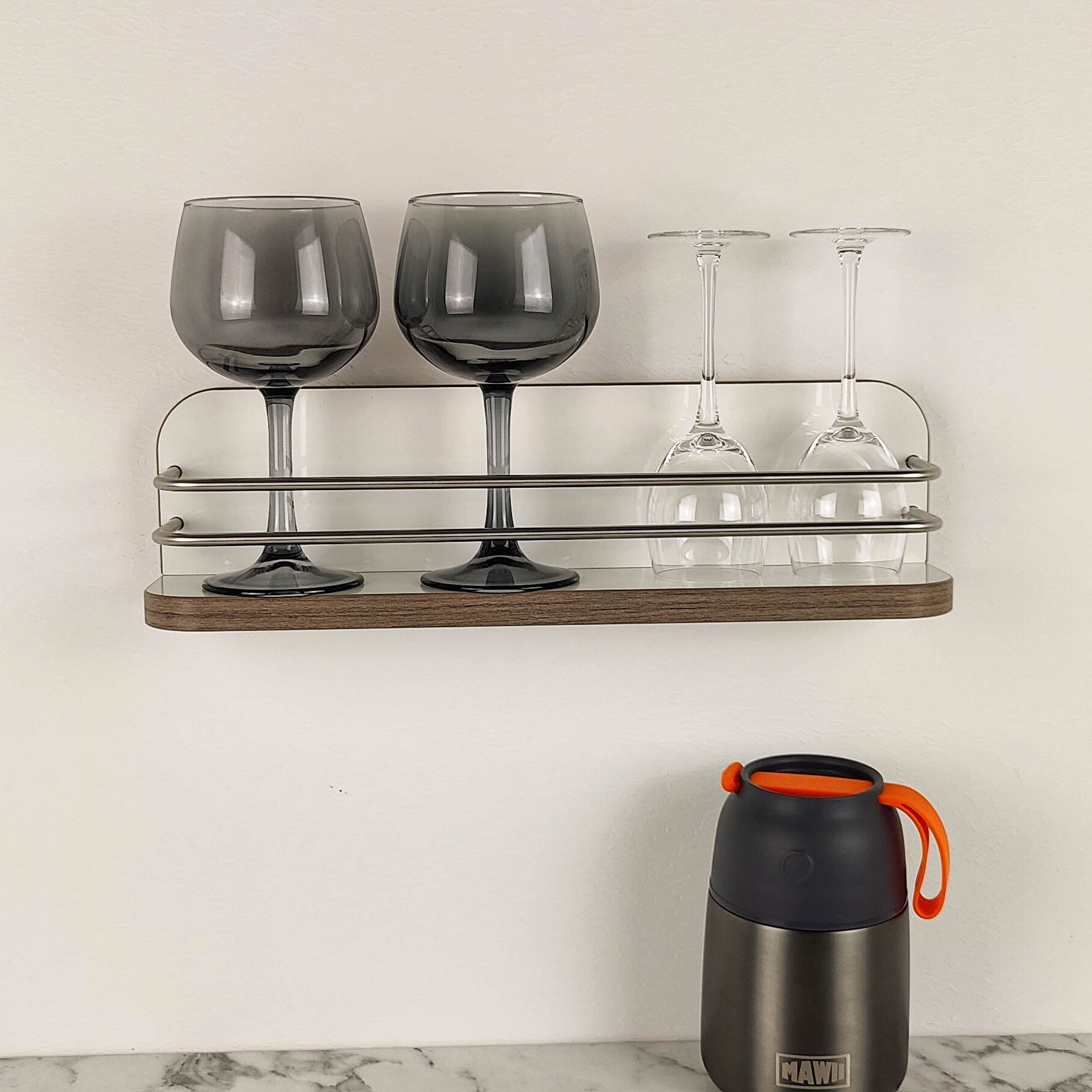 #couleur_blanc_brillant avec bord en orme truffé et rampe en acier inoxydable