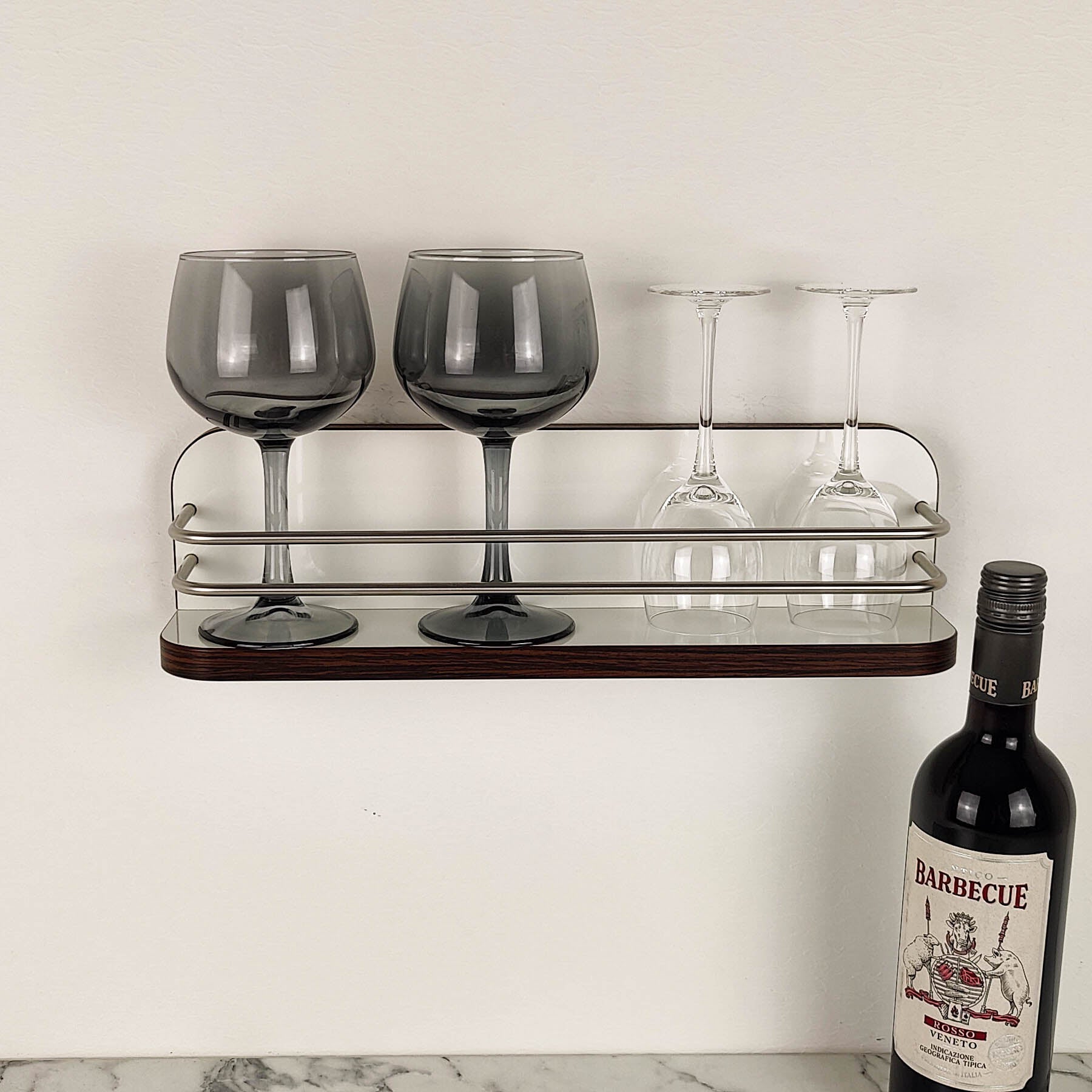 #couleur_blanc_brillant avec bord en wengé classique et rampe en acier inoxydable