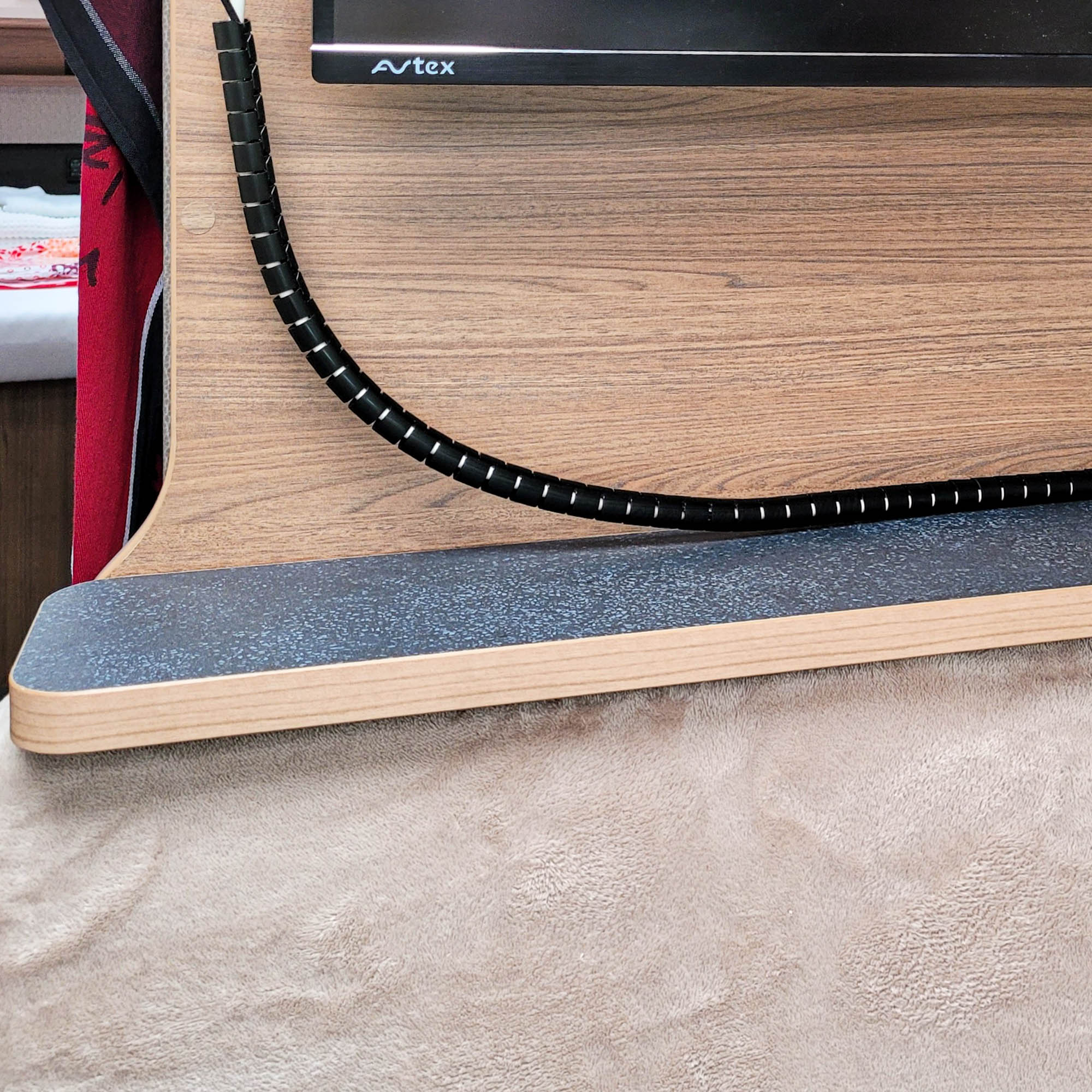 Tablette de rangement malgré les câbles dans la Vansation