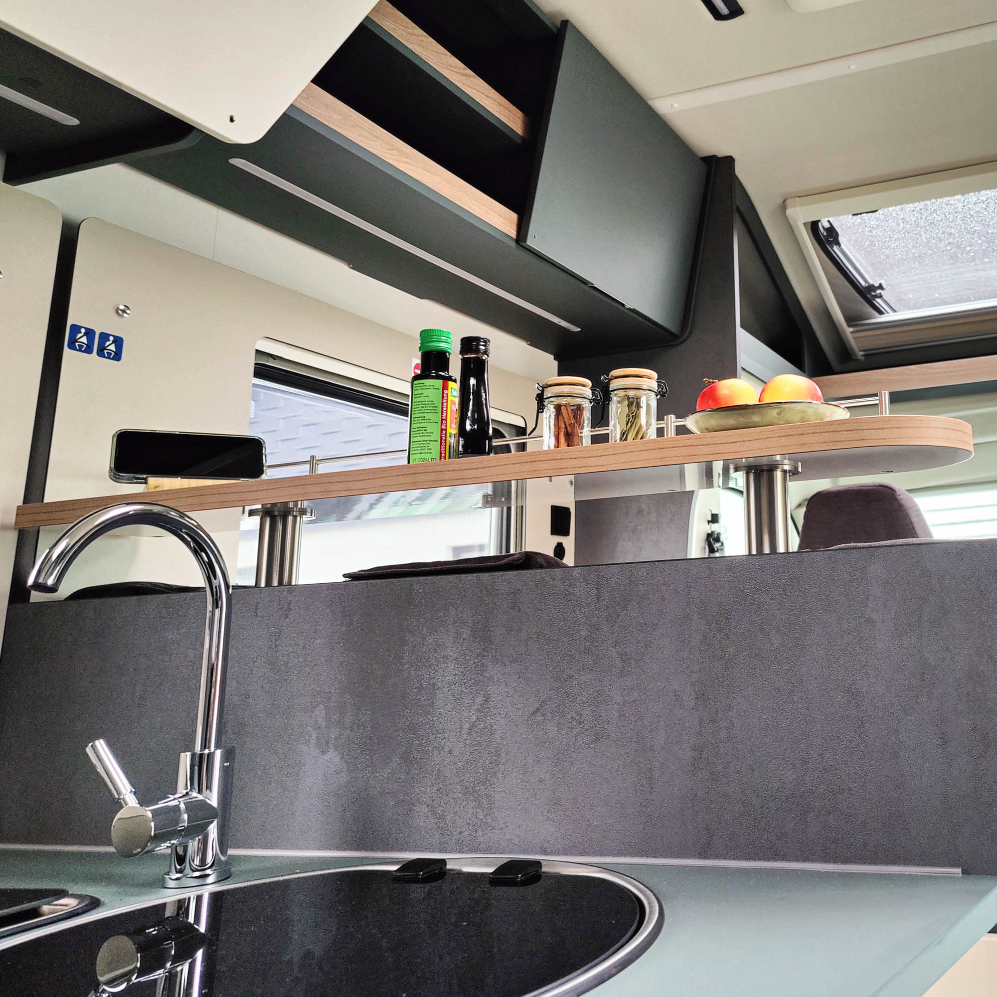 Tablette Laika avec tringle pour cuisine de camping-car