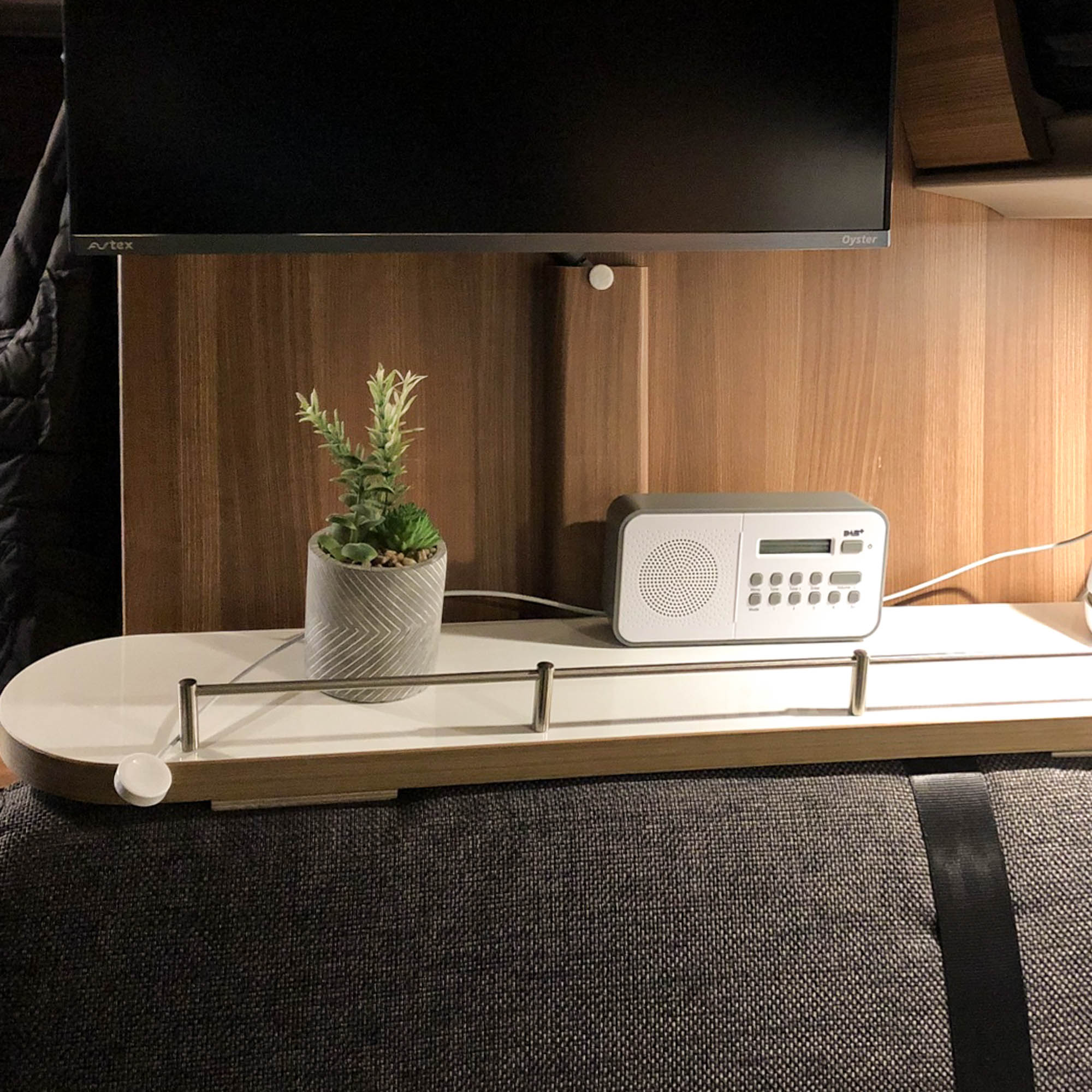 Tablette de rangement pour la décoration et la radio dans le Knaus