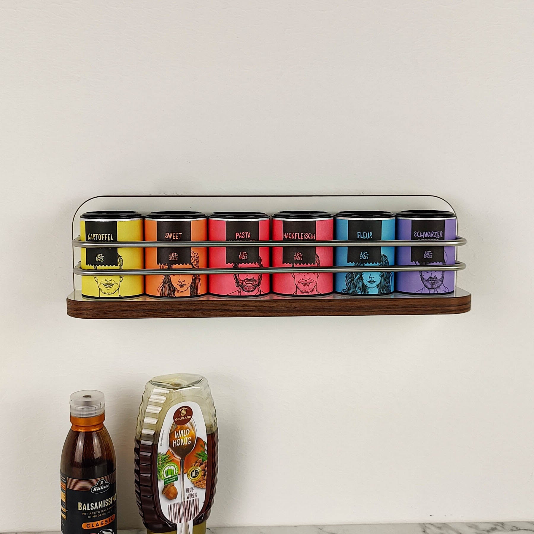 #couleur_blanc_brillant avec bord en Madison Walnut et rampe en acier inoxydable