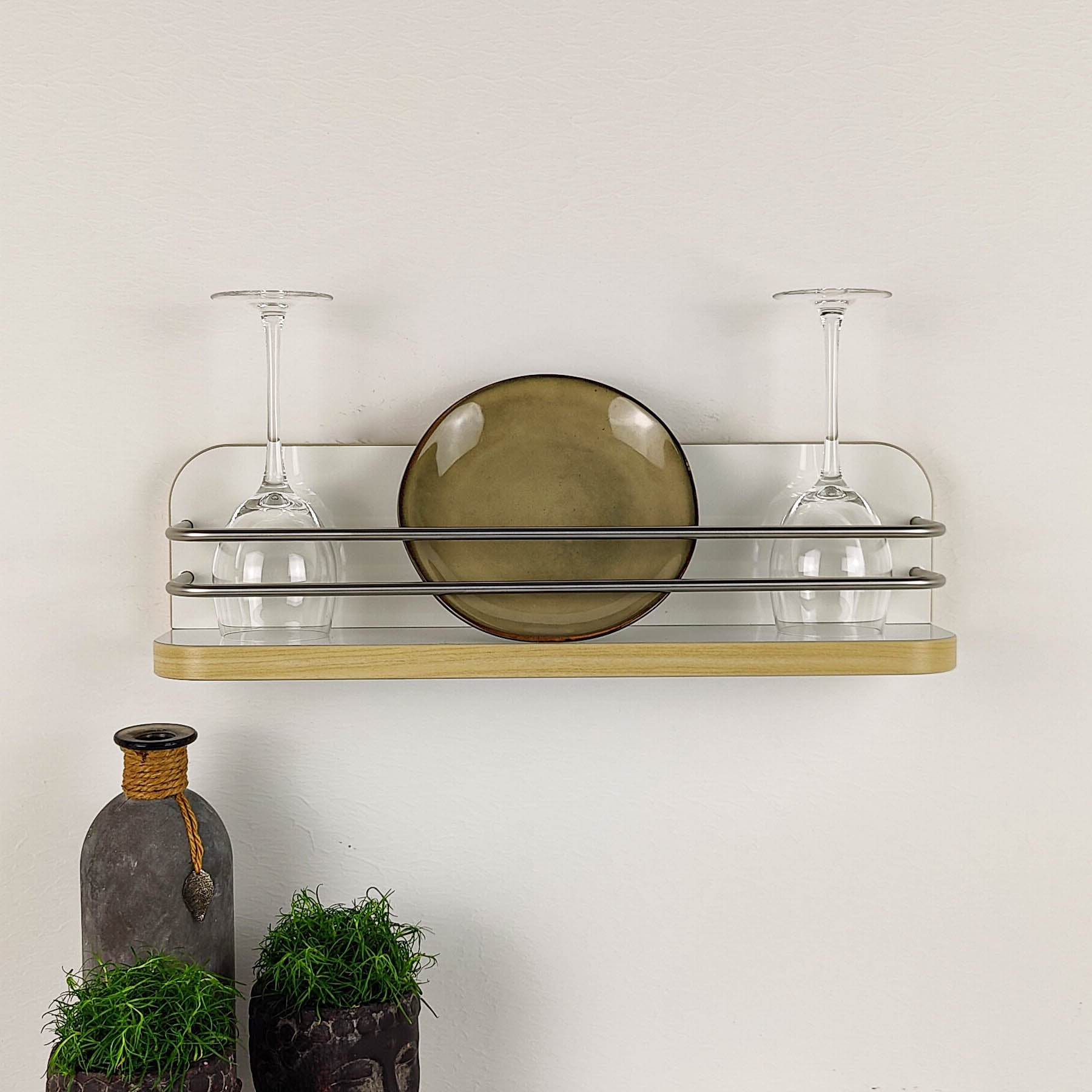 #couleur_blanc_brillant avec chants en érable clair et barre en inox