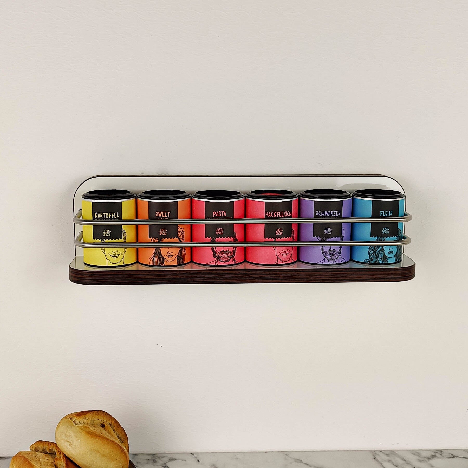 #couleur_blanc_brillant avec bord en wengé classique et rampe en acier inoxydable