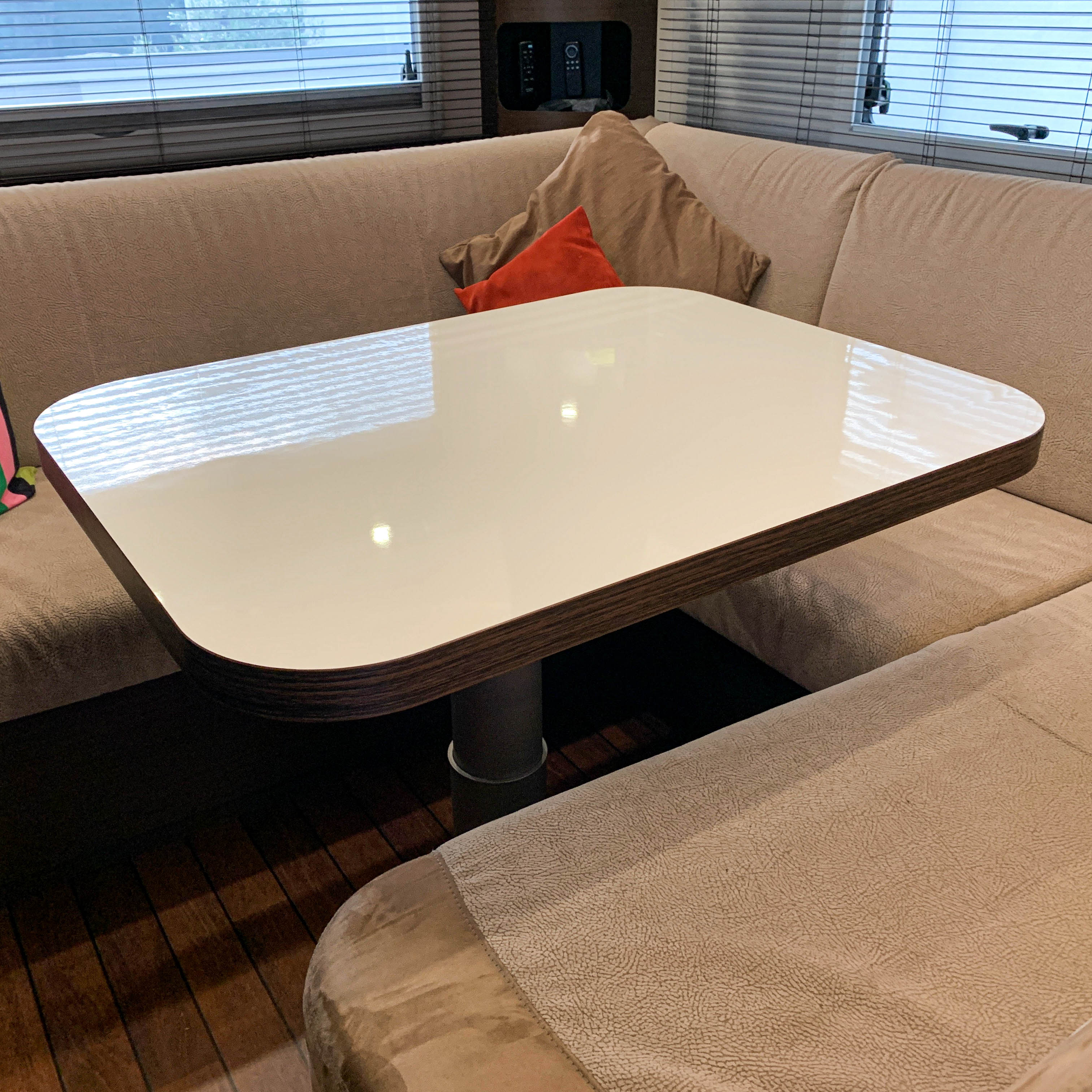 Plateau de table pour camping-car et caravane avec quatre grands rayons