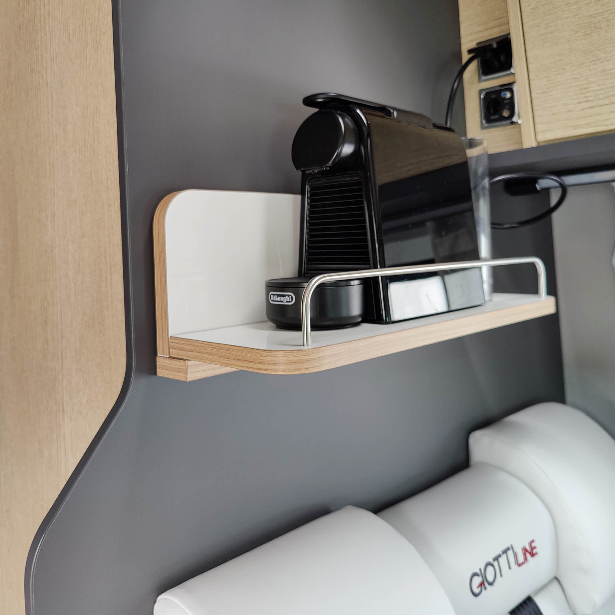 Tablette pour la machine à café dans le camping-car