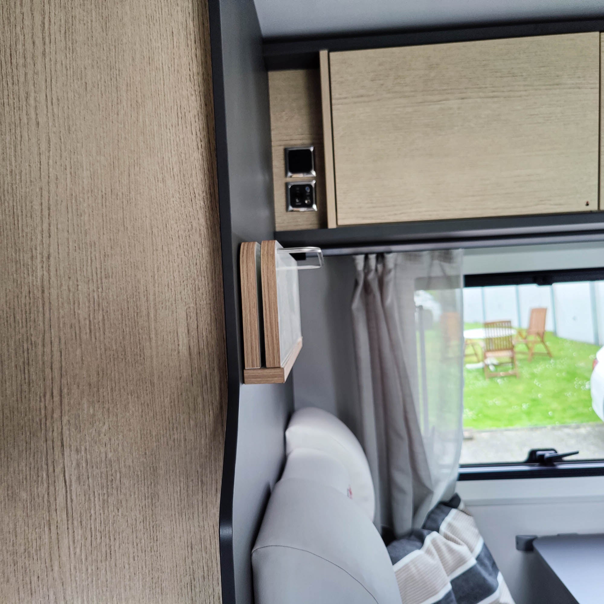 Installer une étagère dans le camping-car pour gagner de la place