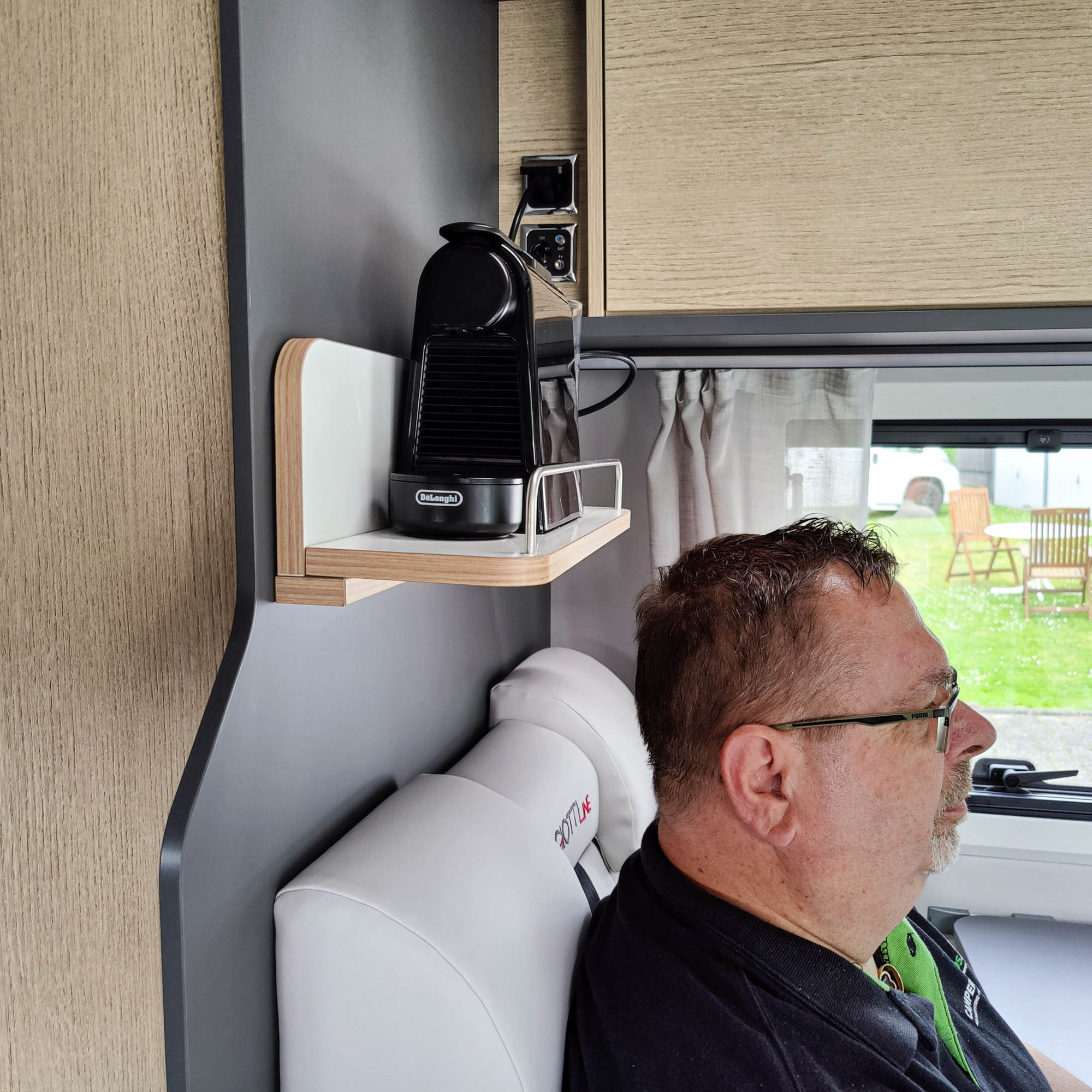 Espace suffisant pour la tête, même avec l'étagère du camping-car