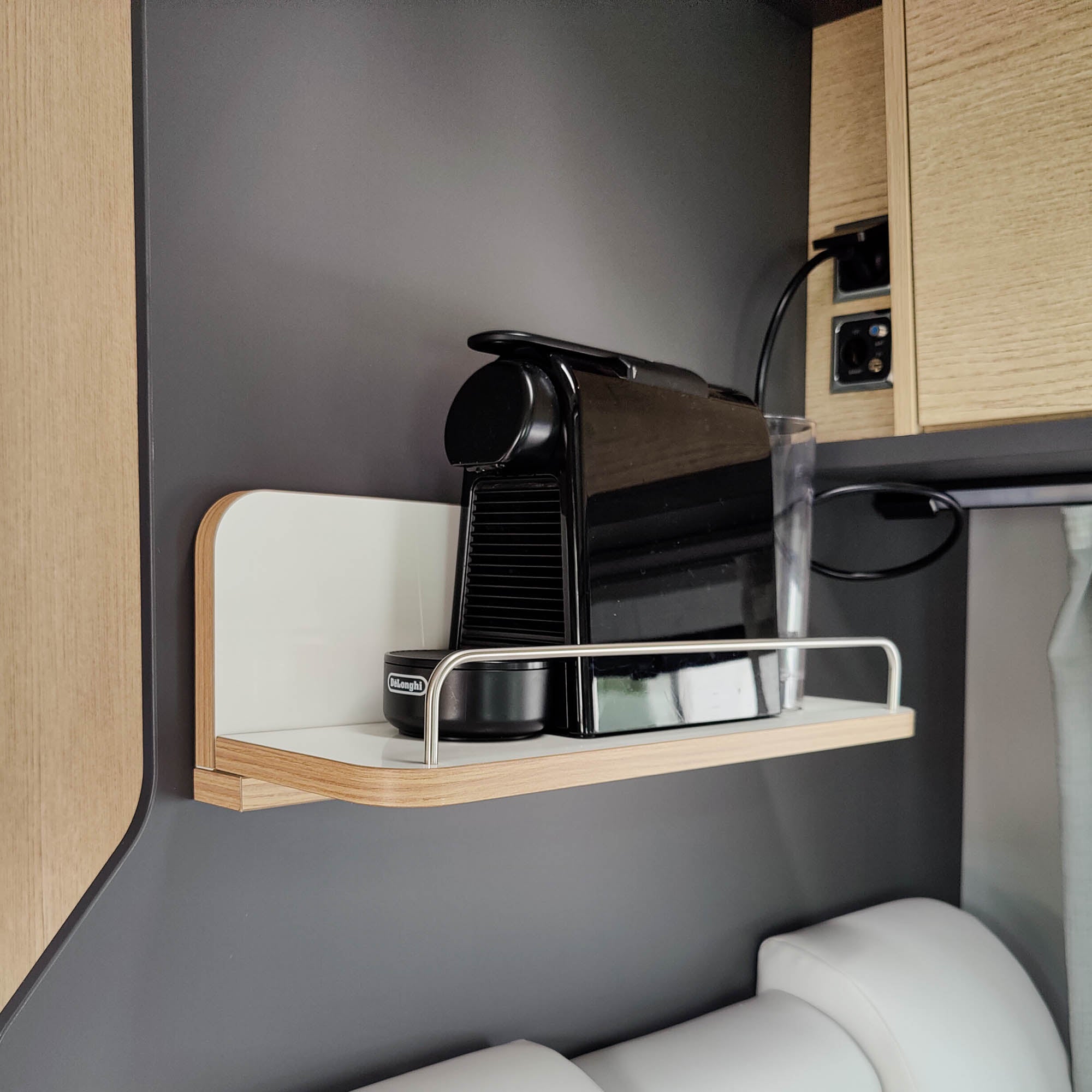 Étagère pour camping-car avec rails