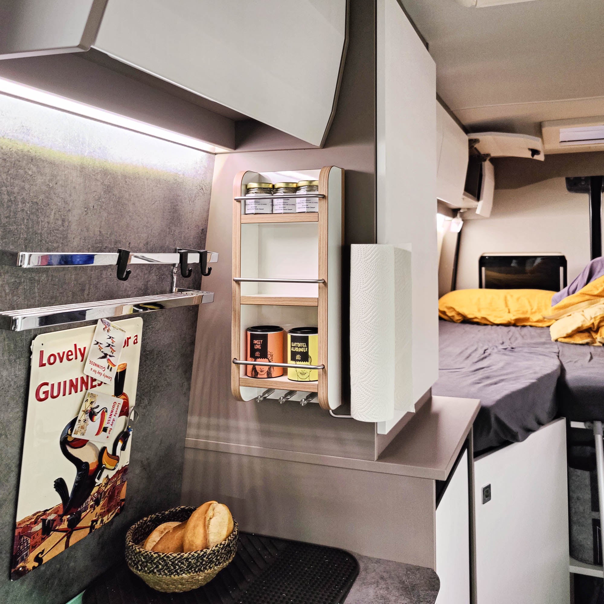 #couleur_blanc brillant avec chant en orme Salisbury