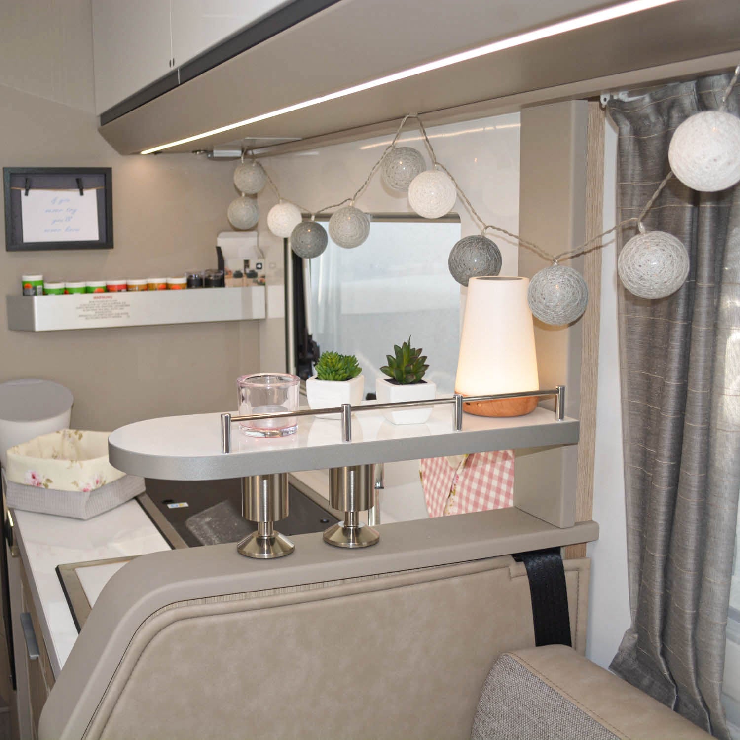 Tablette de rangement pour les modèles Adria DL