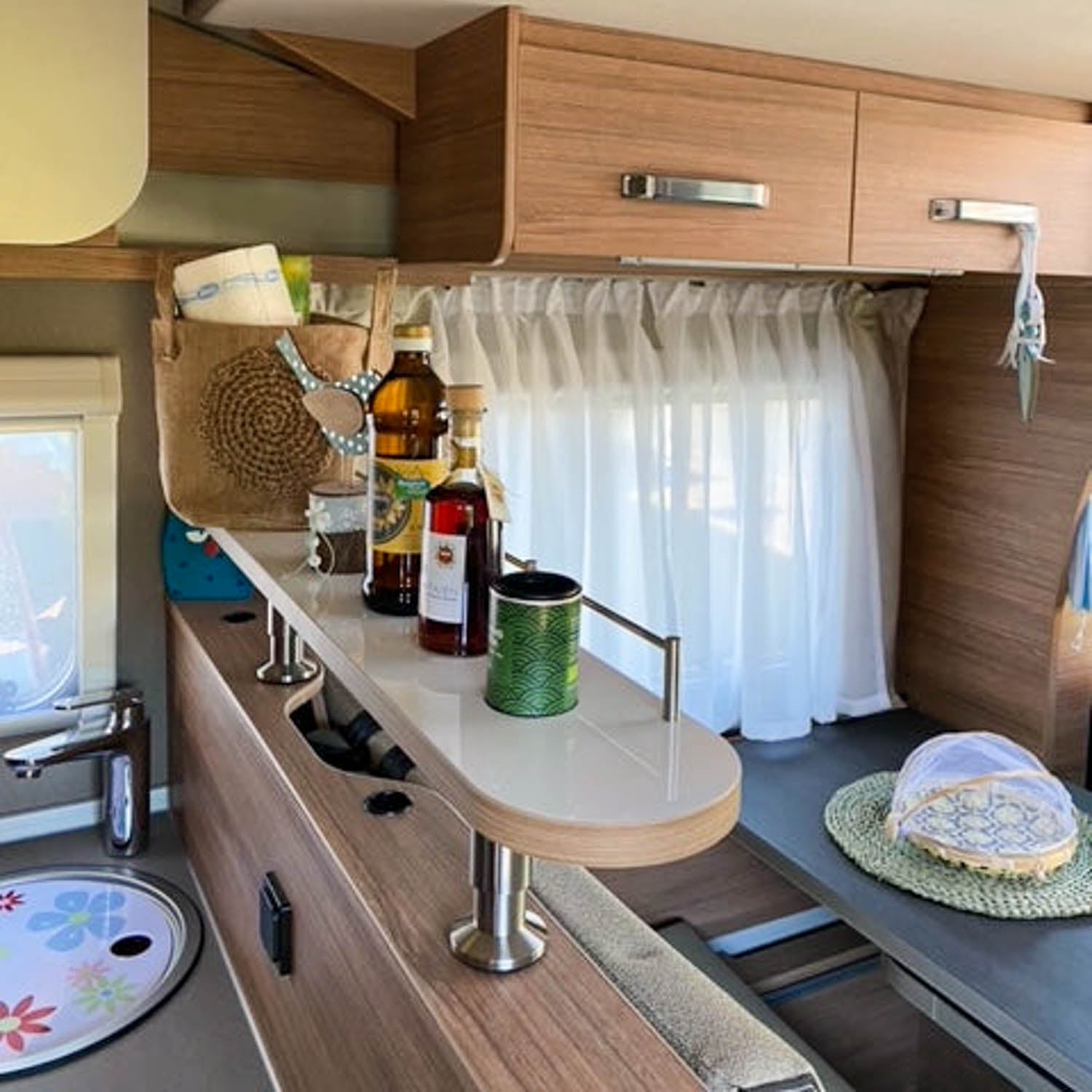 Tablette de rangement pour Knaus avec banc à la cuisine