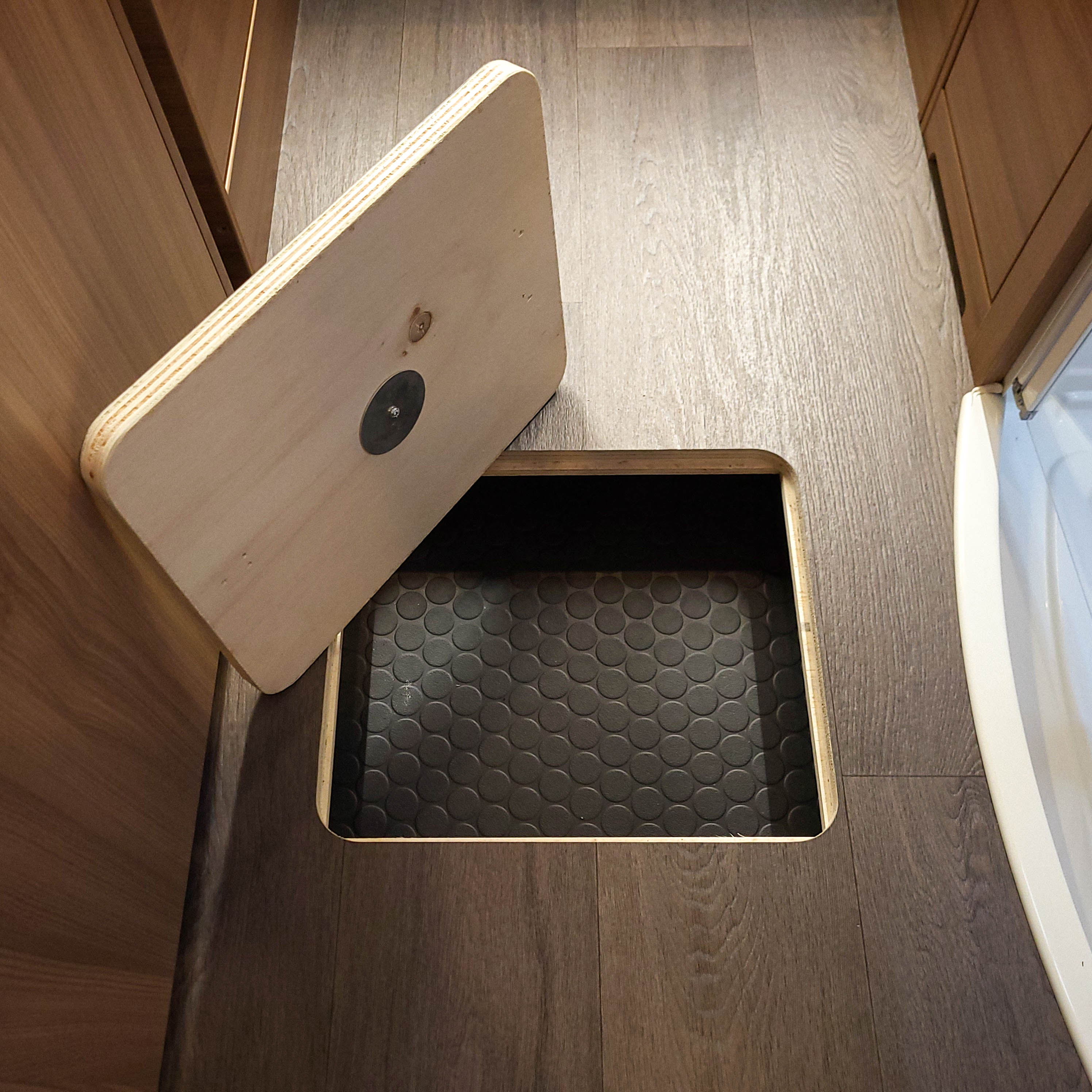 Système de fermeture pour la trappe de plancher dans le camping-car