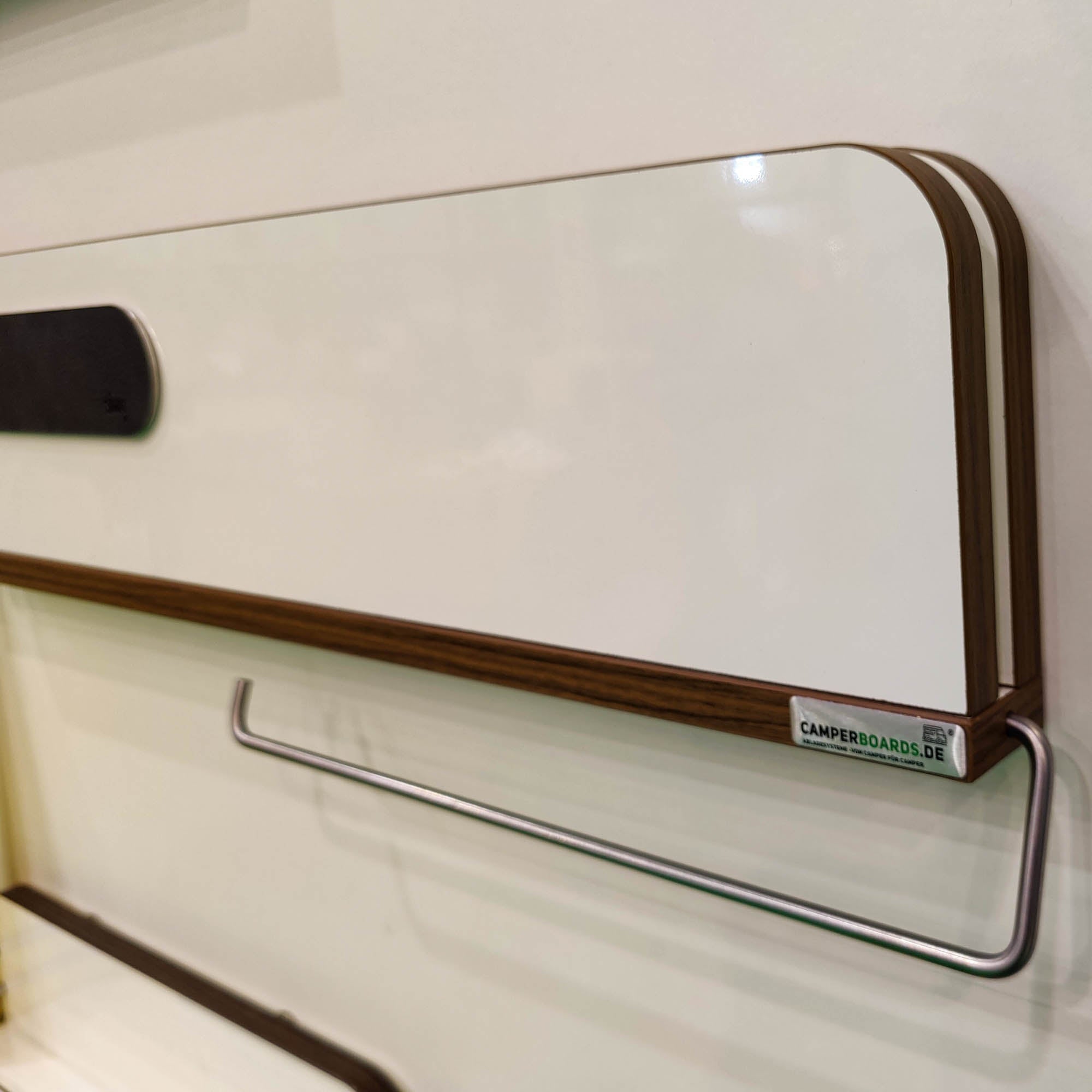 Étagère pour fourgon avec bord en Madison Walnut