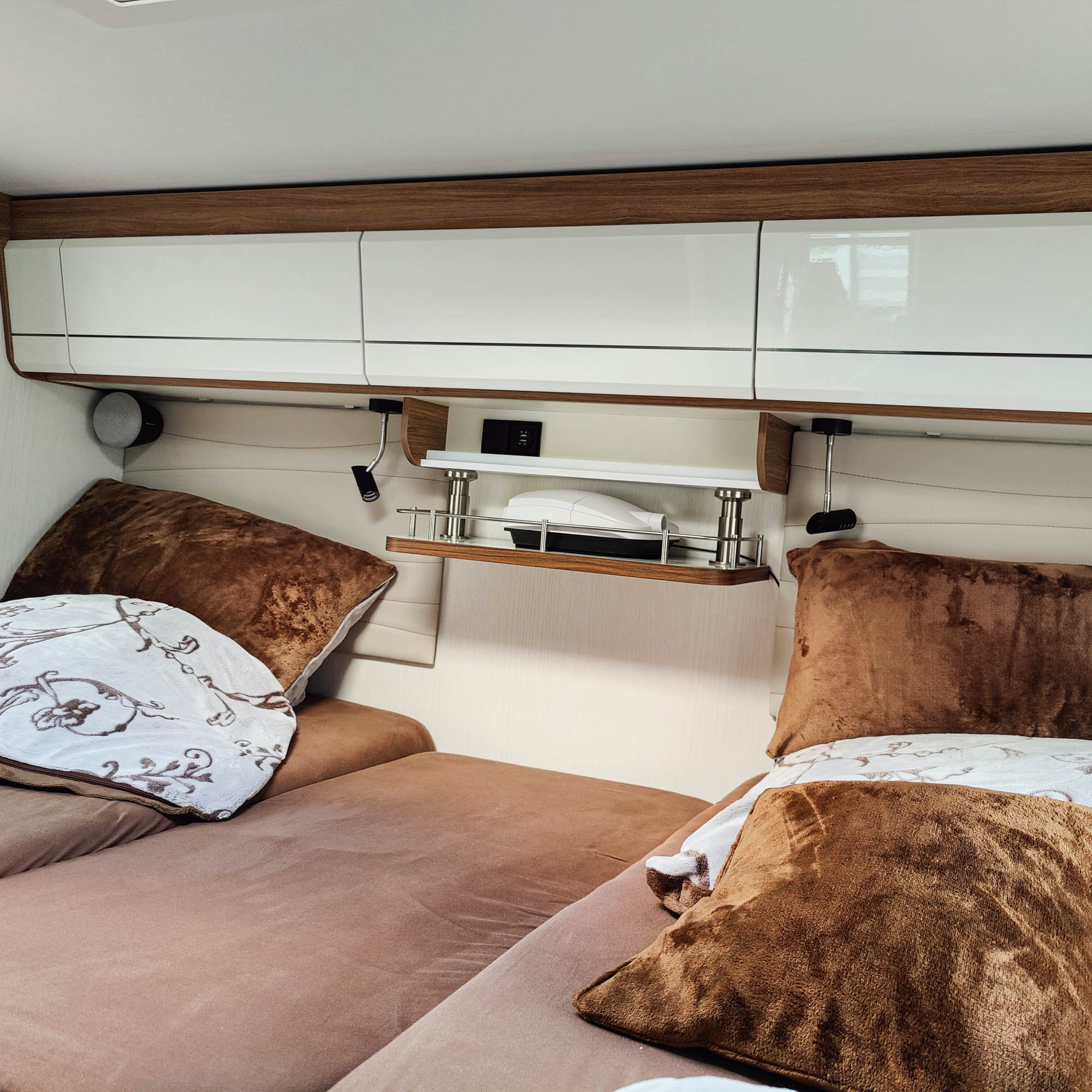 #couleur_blanc brillant avec chant Madison Walnut