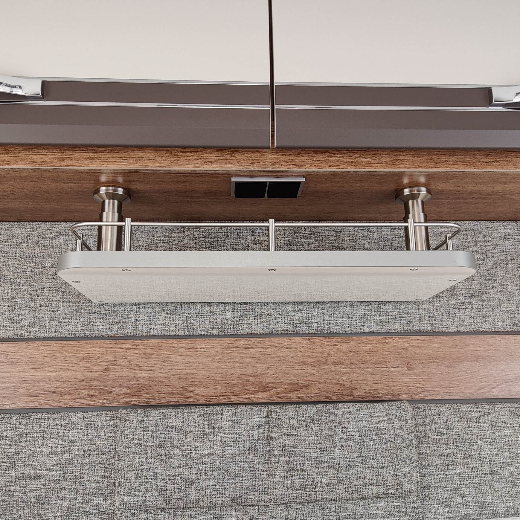 #couleur_blanc brillant avec bord en gris/anthracite