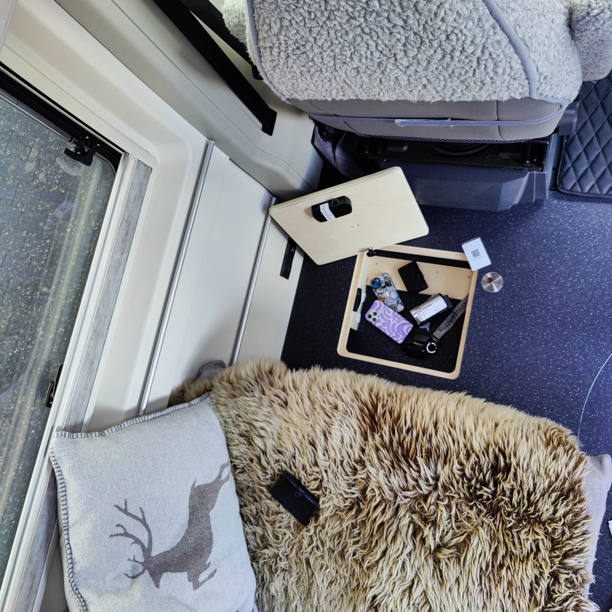 Système de fermeture pour la trappe de plancher dans le camping-car