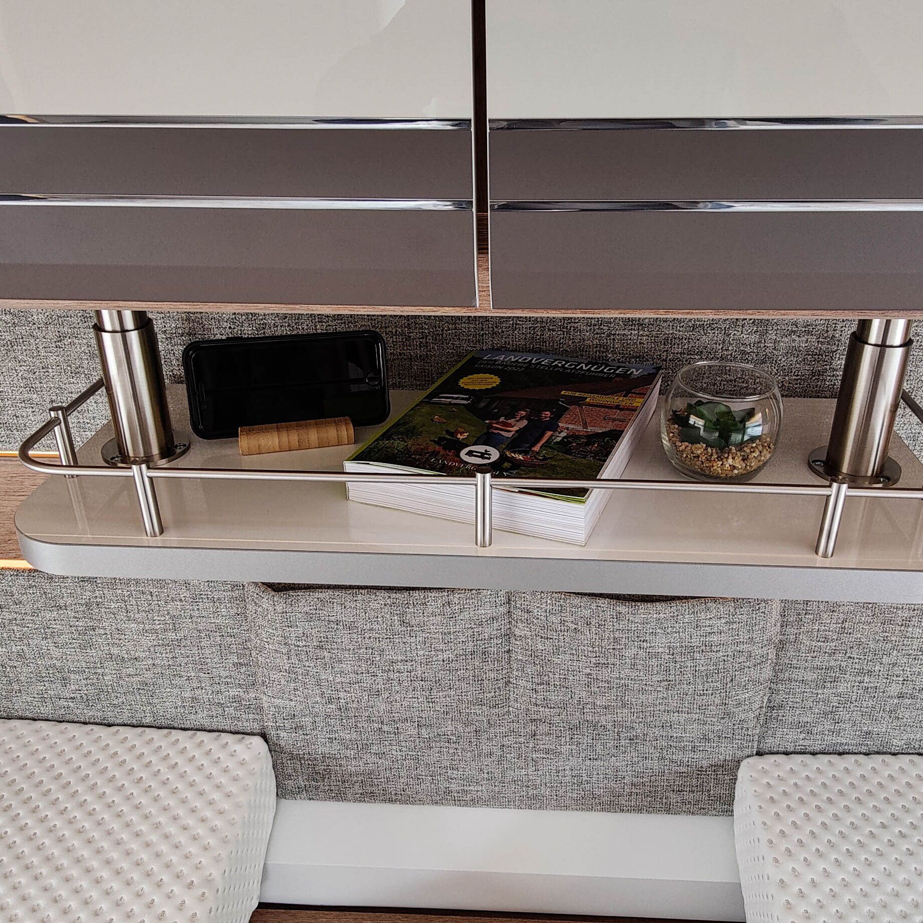 #couleur_blanc brillant avec bord en gris/anthracite