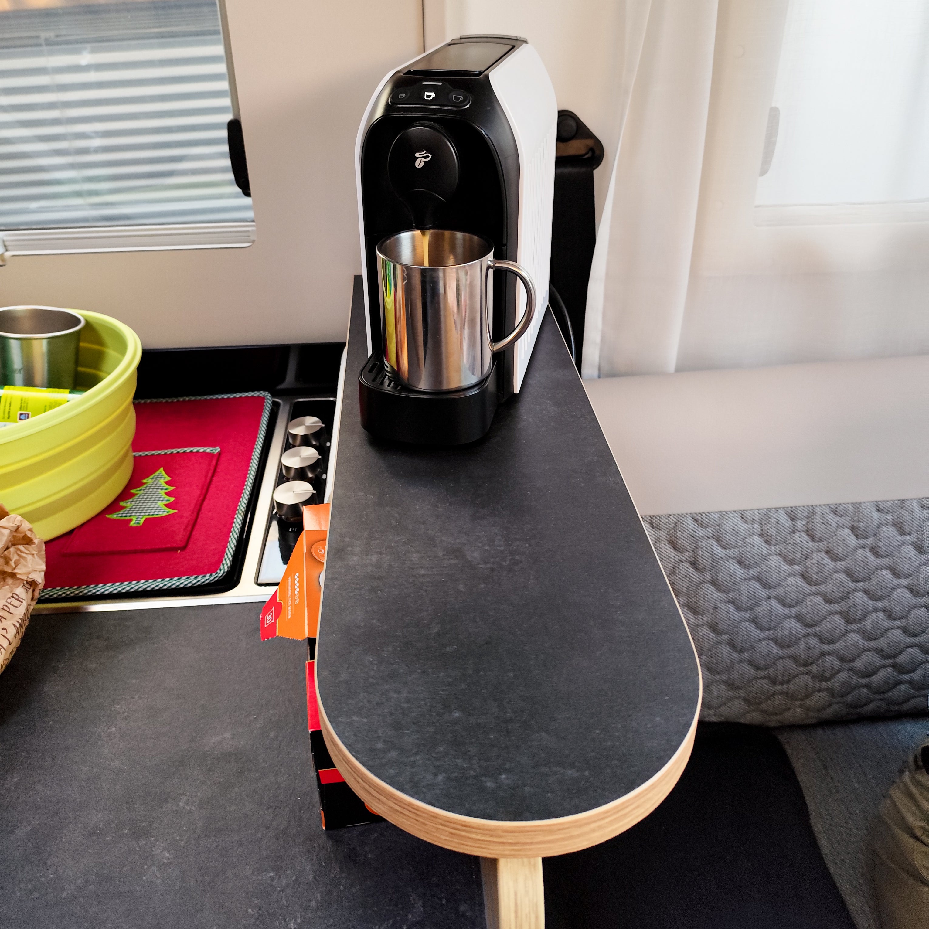 Tablette de rangement pour les modèles Adria DL et DC à partir de 2021 avec Face to Face