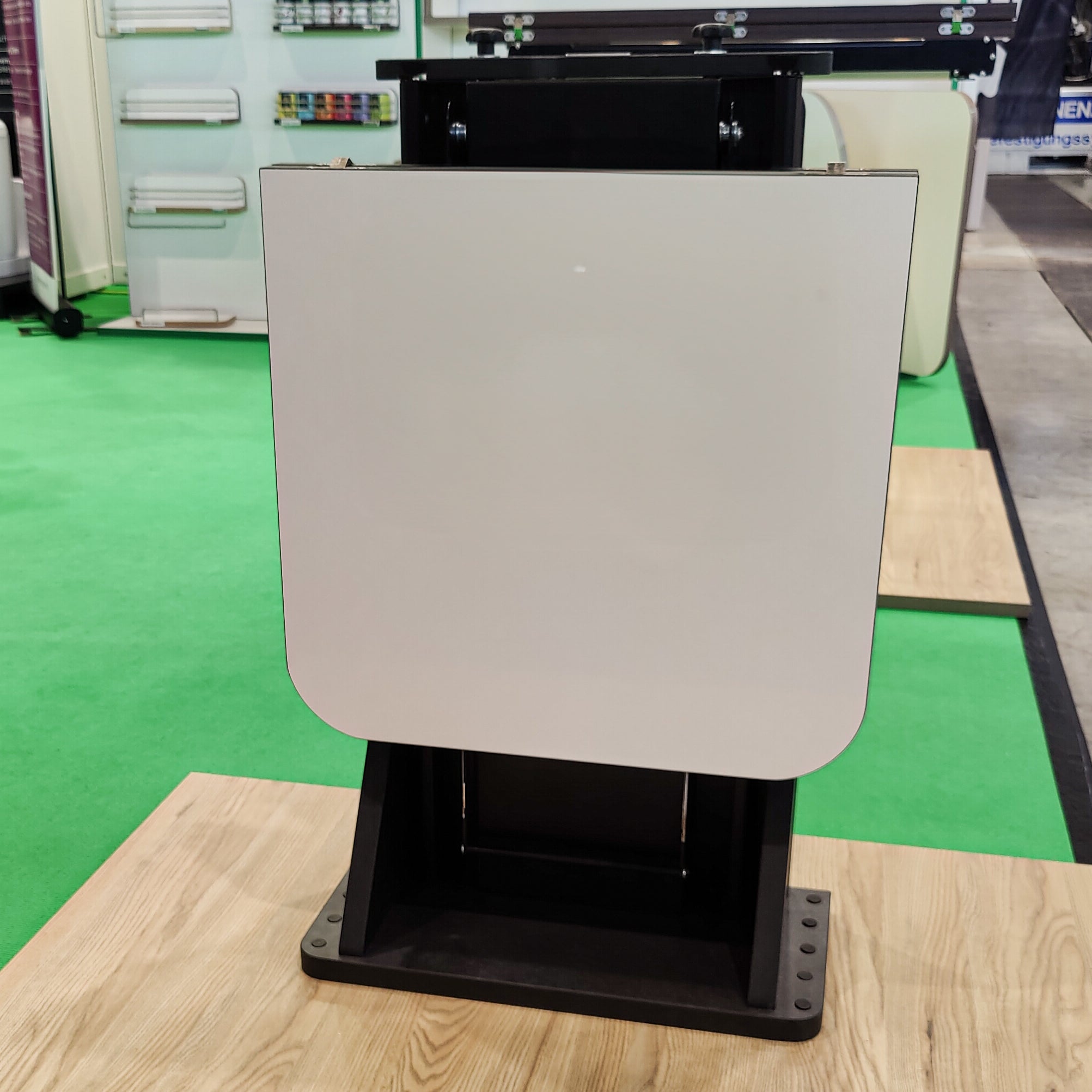 Table flottante pour fourgons et camping-cars