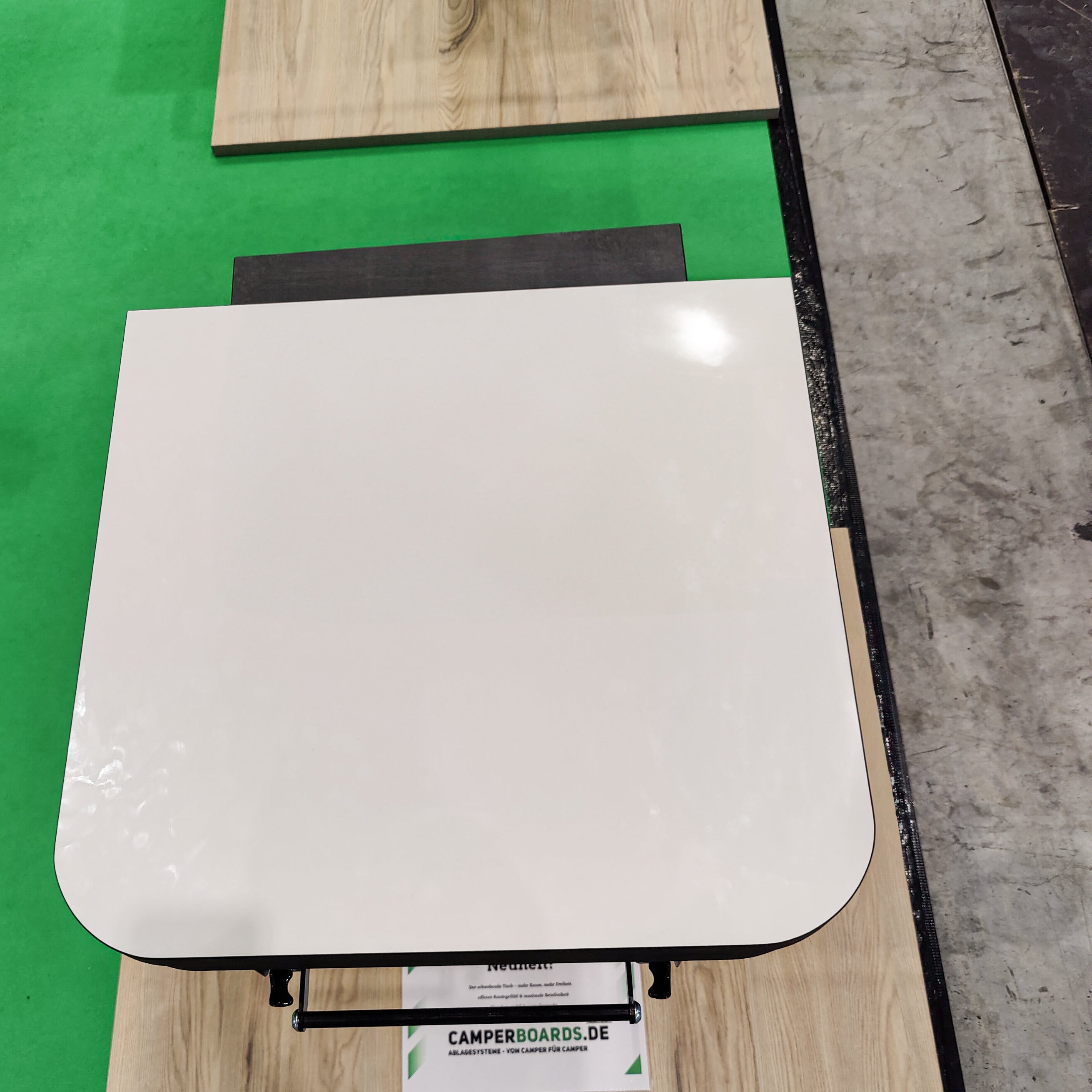 Table flottante pour fourgons et camping-cars