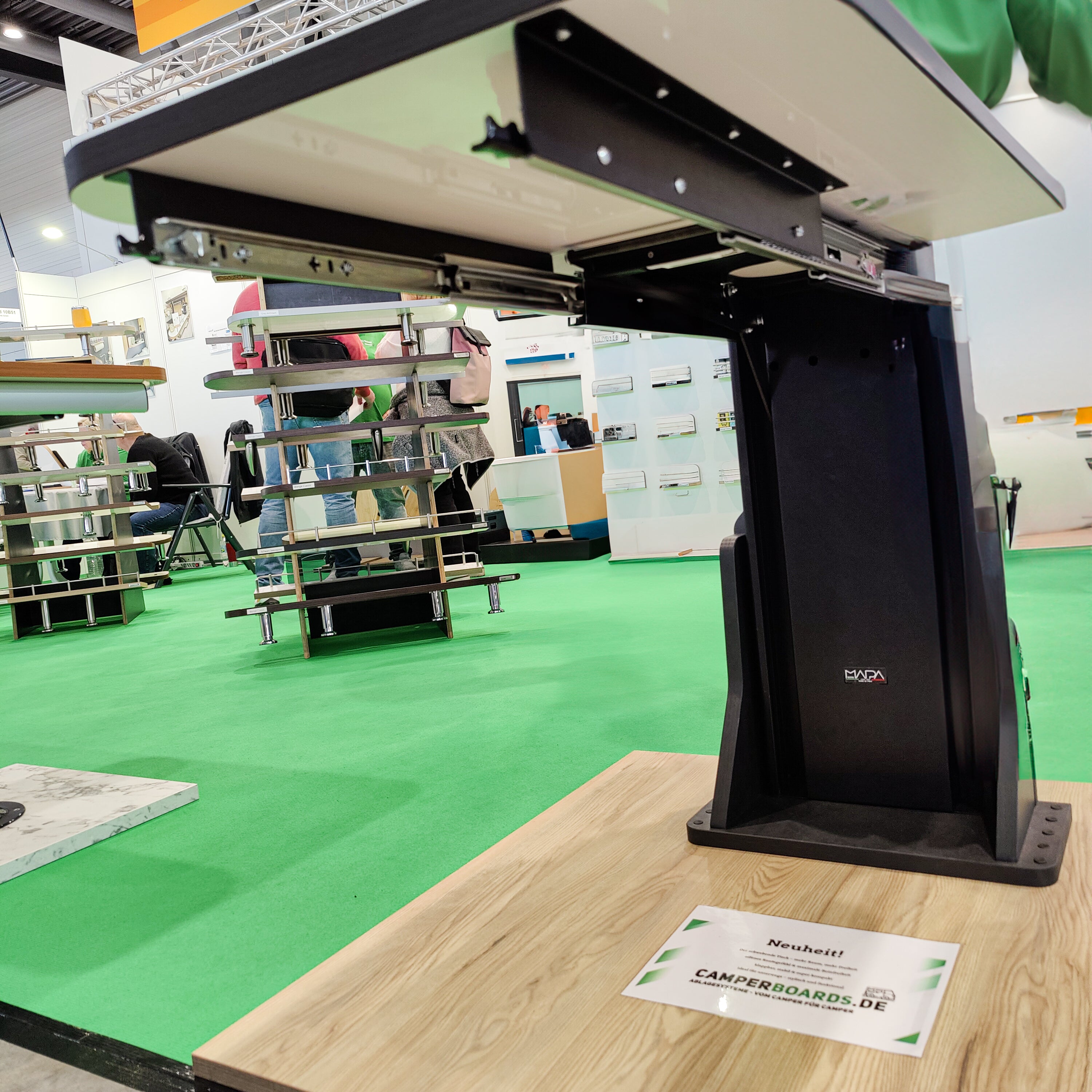 Table flottante pour fourgons et camping-cars