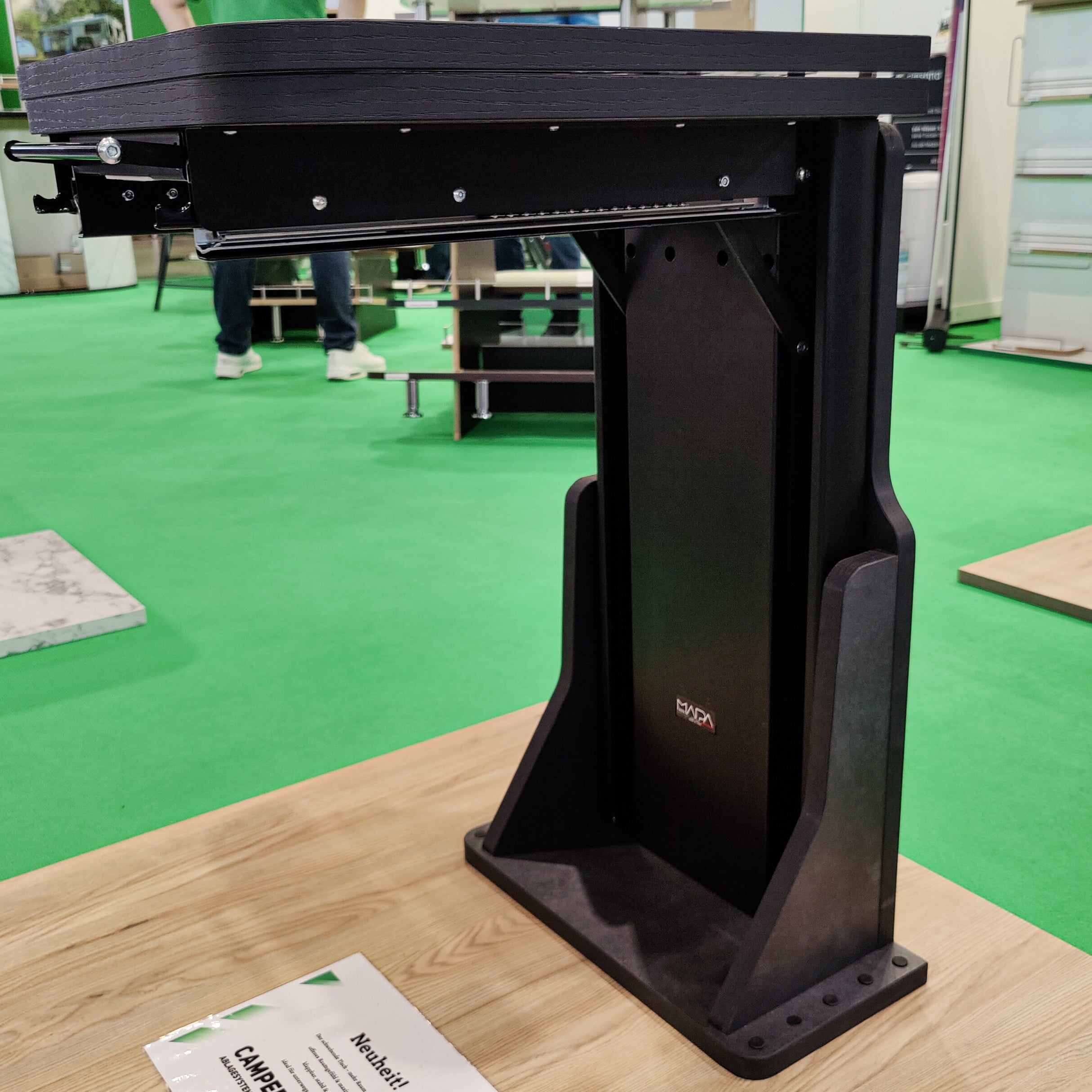 Table flottante pour fourgons et camping-cars